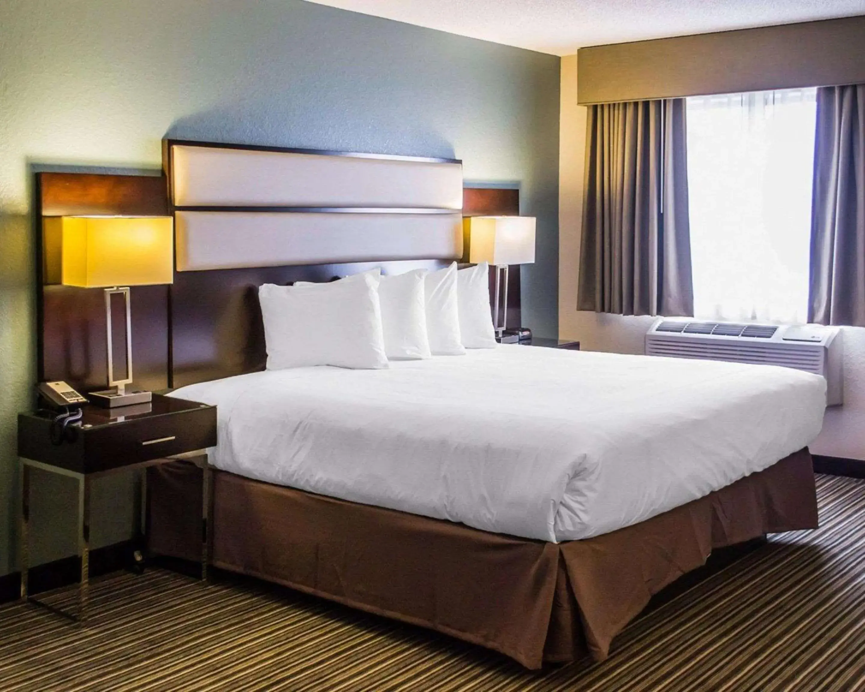 Bedroom, Bed in Quality Inn Streetsboro - Kent Bedroom, Bed in Quality Inn Streetsboro - Kent