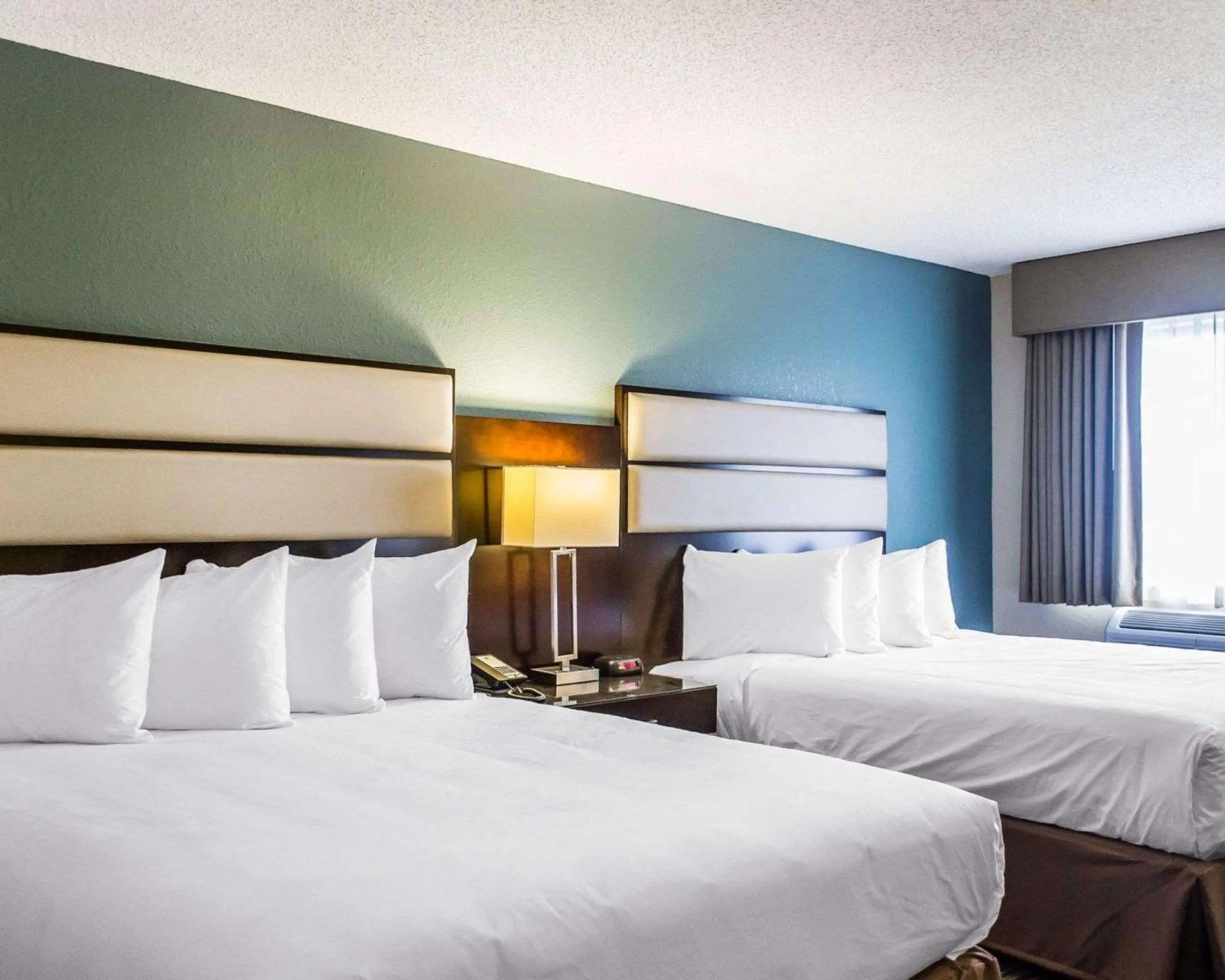 Bedroom, Bed in Quality Inn Streetsboro - Kent