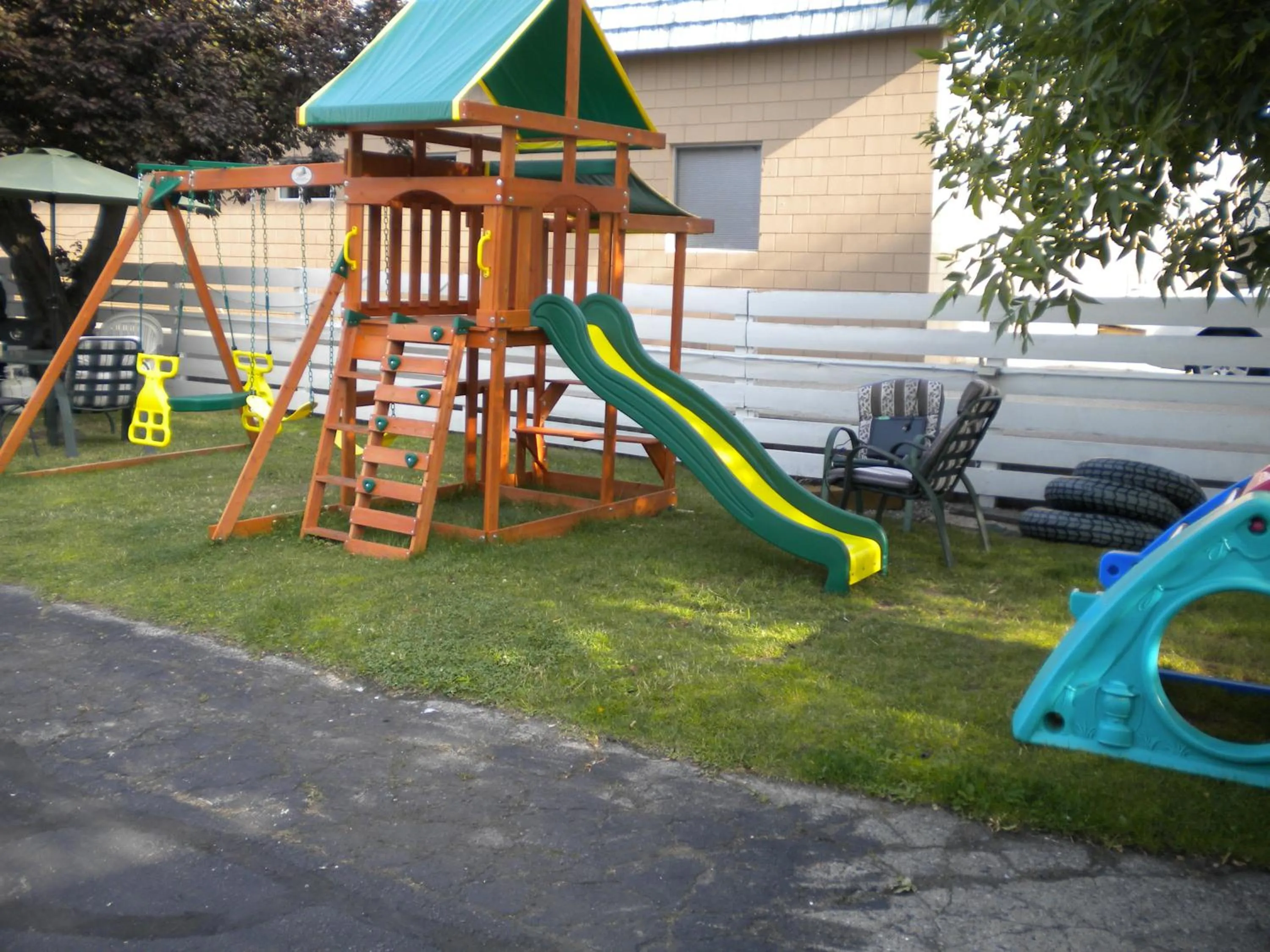 Children play ground in Holiday House Motel