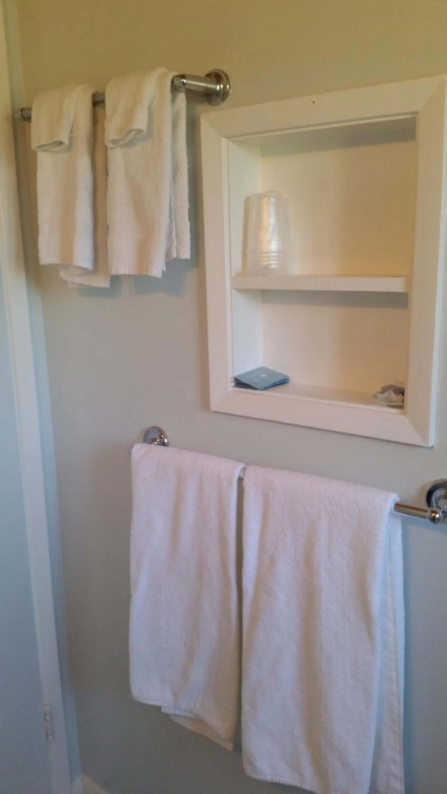 towels in Holiday House Motel