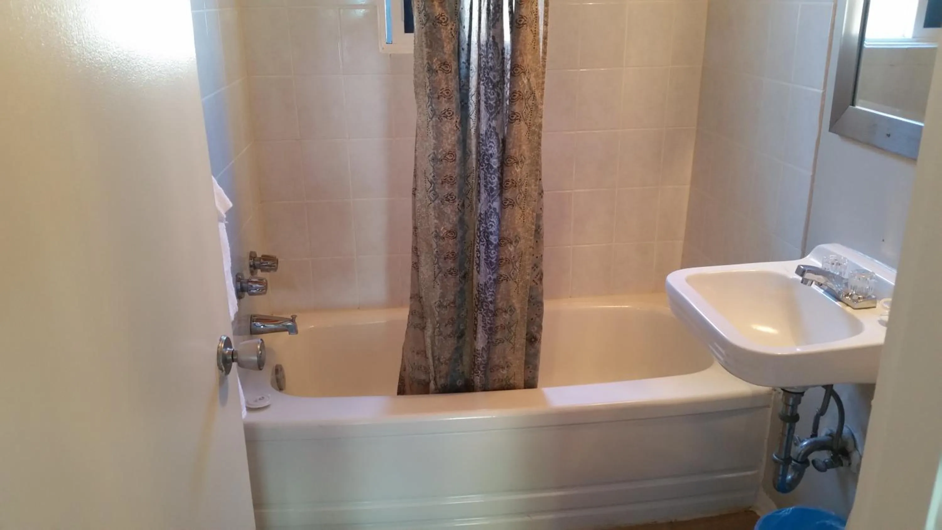 Bathroom in Holiday House Motel