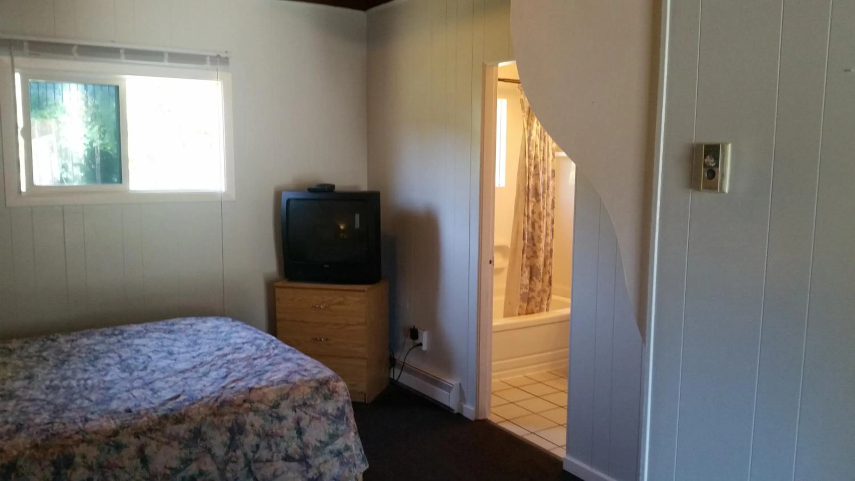 Bed in Holiday House Motel