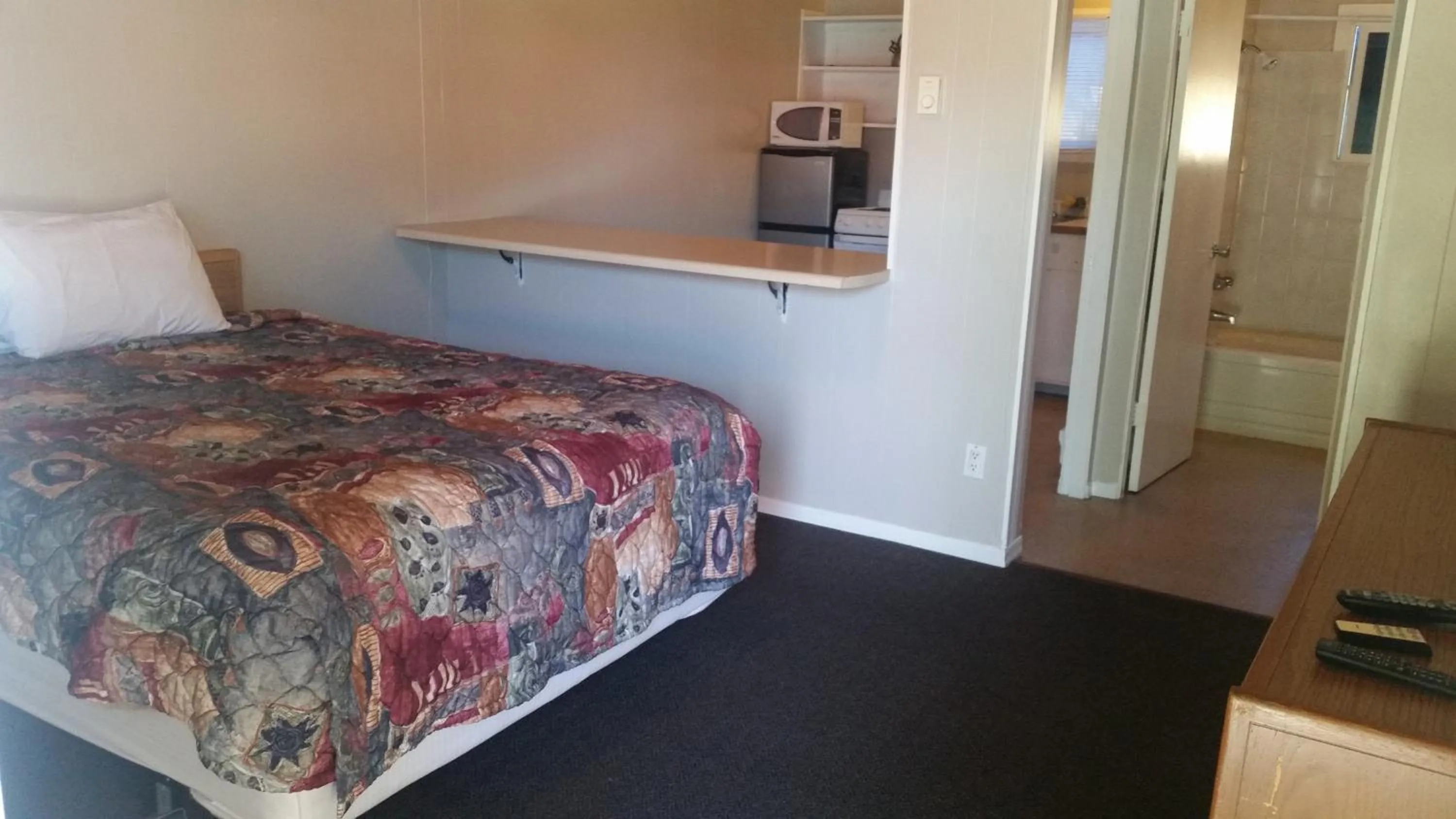 Photo of the whole room, Bed in Holiday House Motel