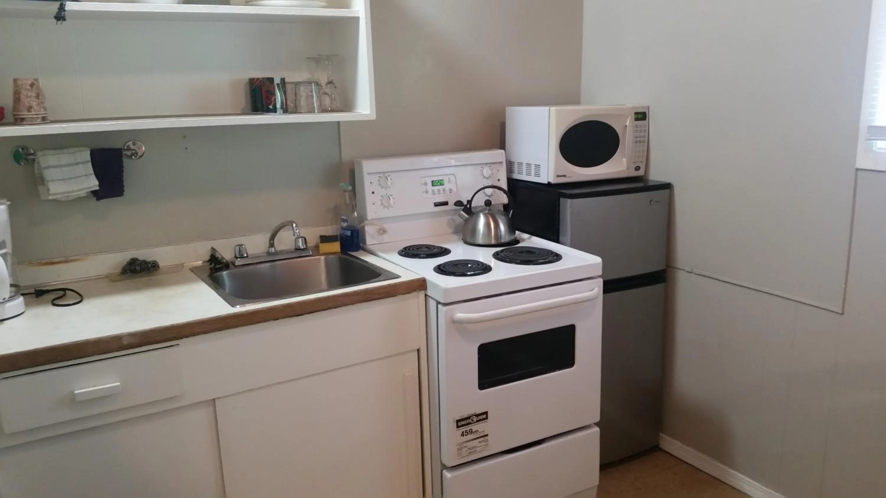 Kitchen or kitchenette in Holiday House Motel