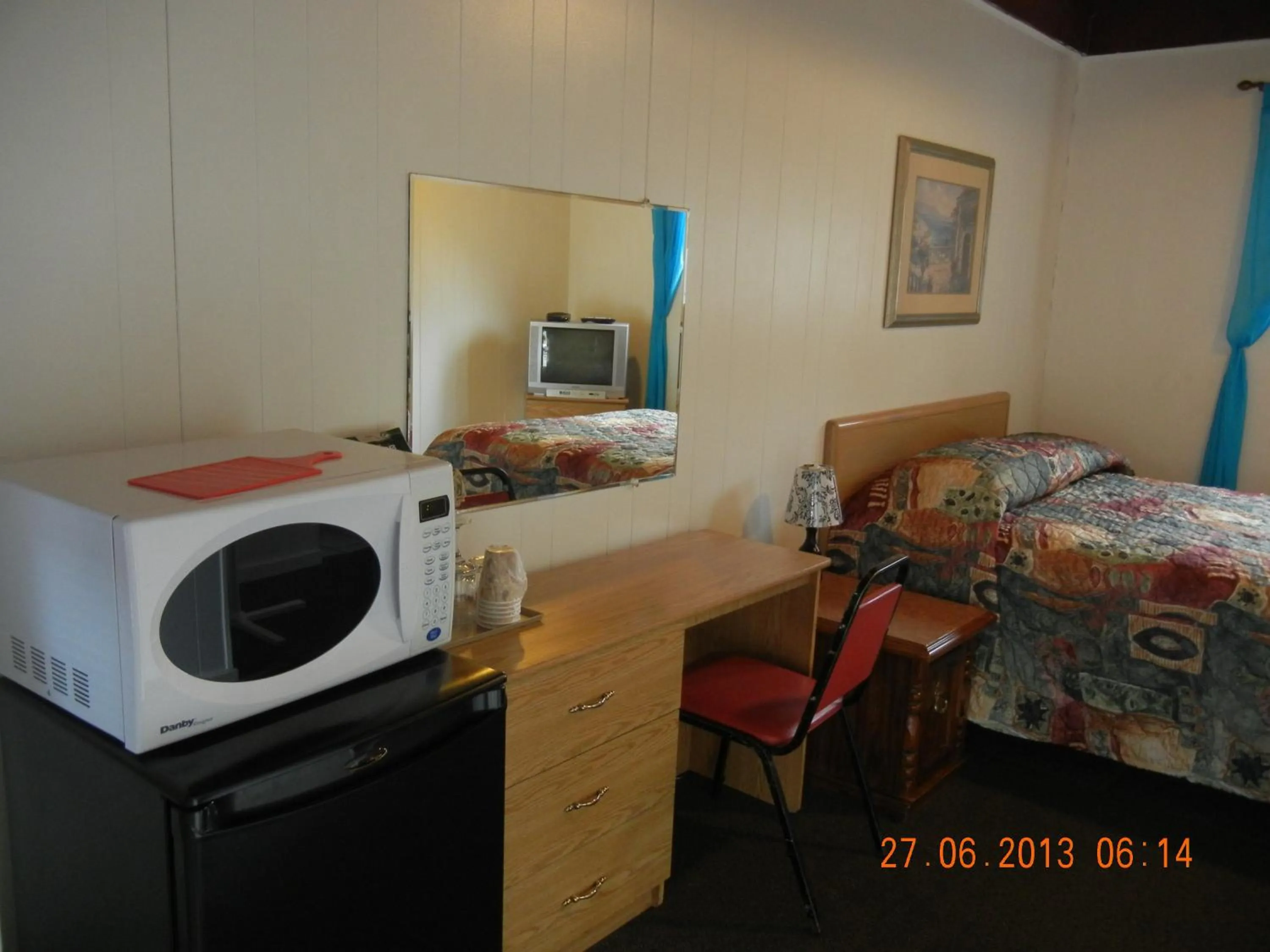 Seating area, Bed in Holiday House Motel