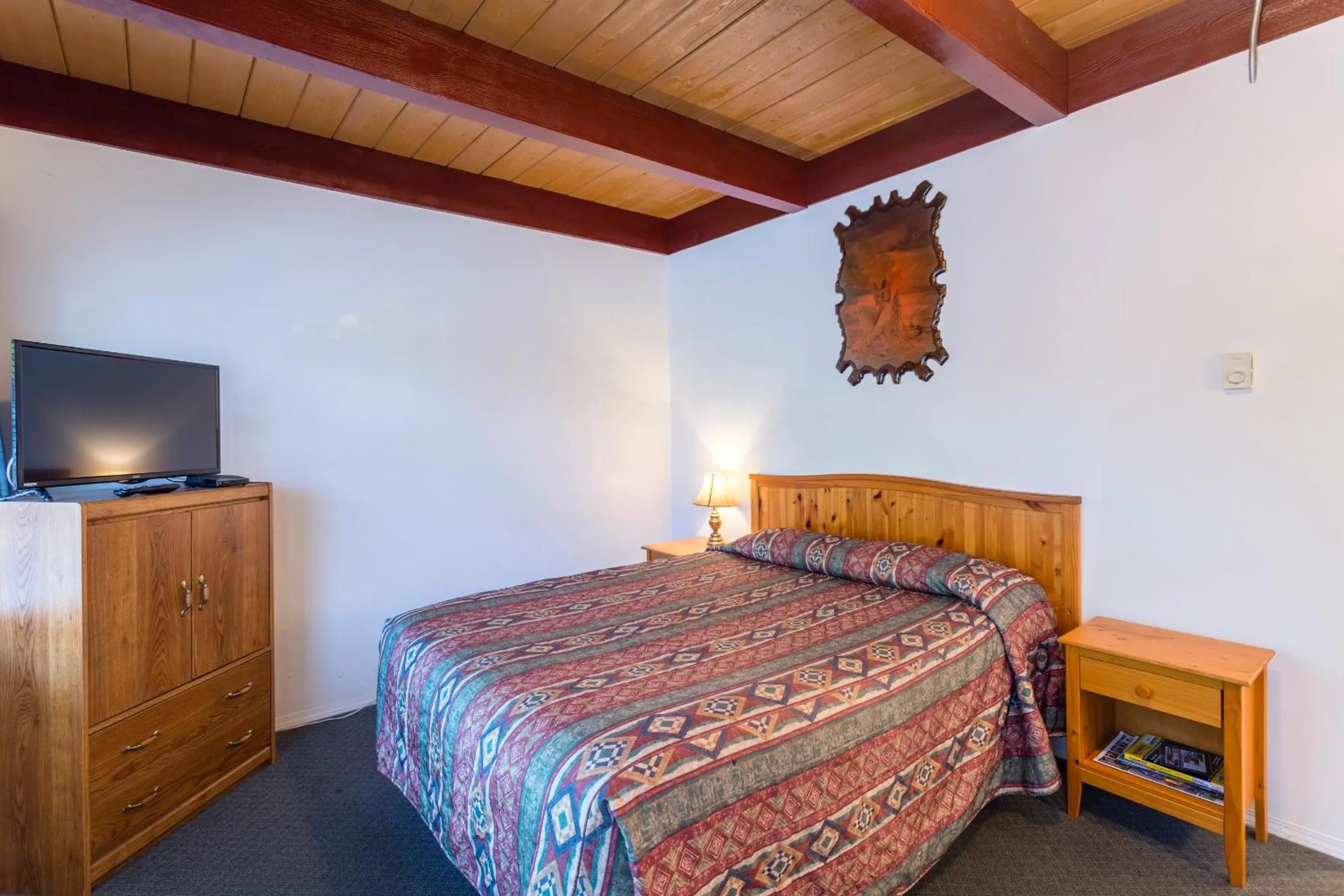 Bed in Holiday House Motel