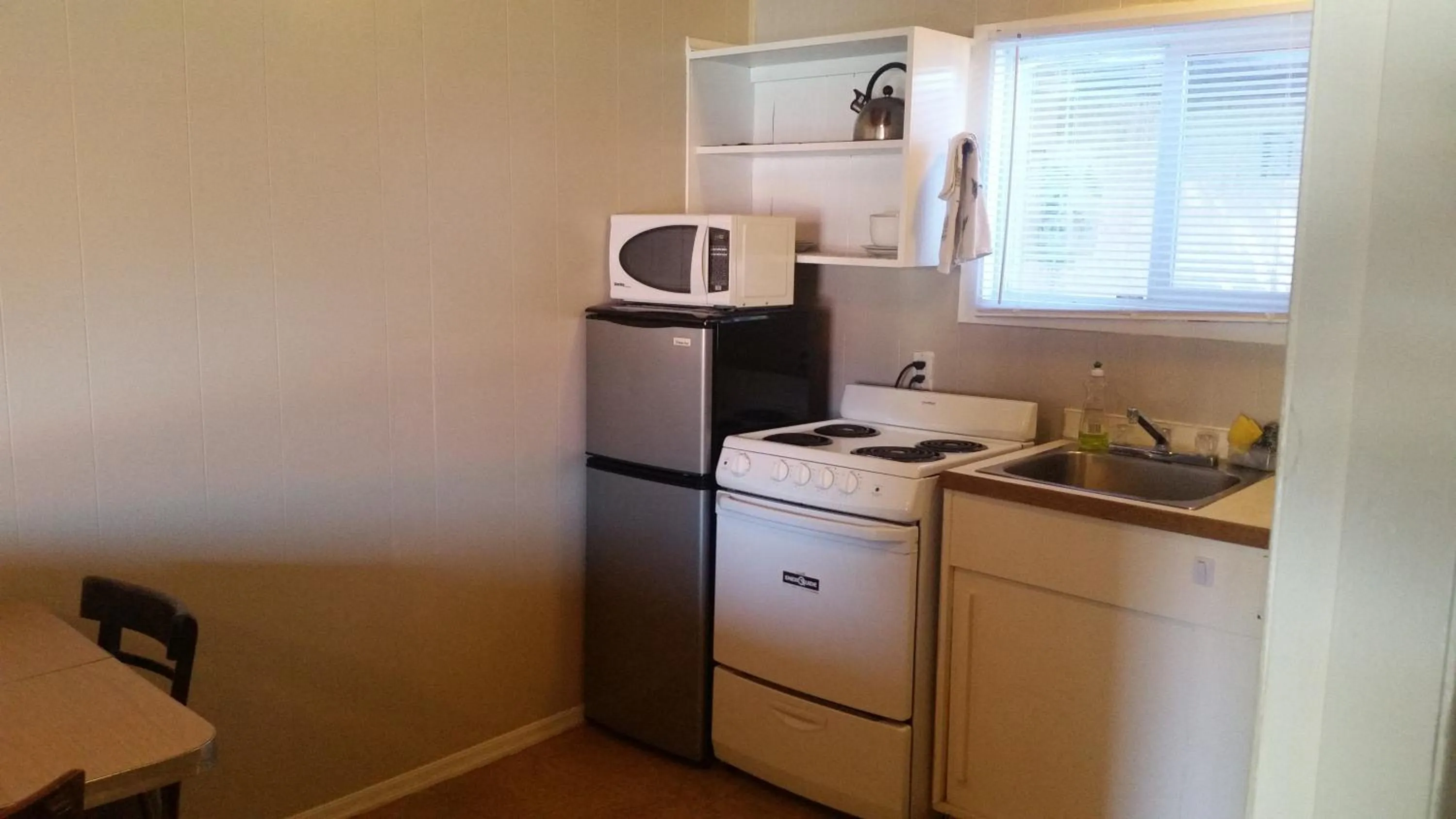 Kitchen or kitchenette in Holiday House Motel