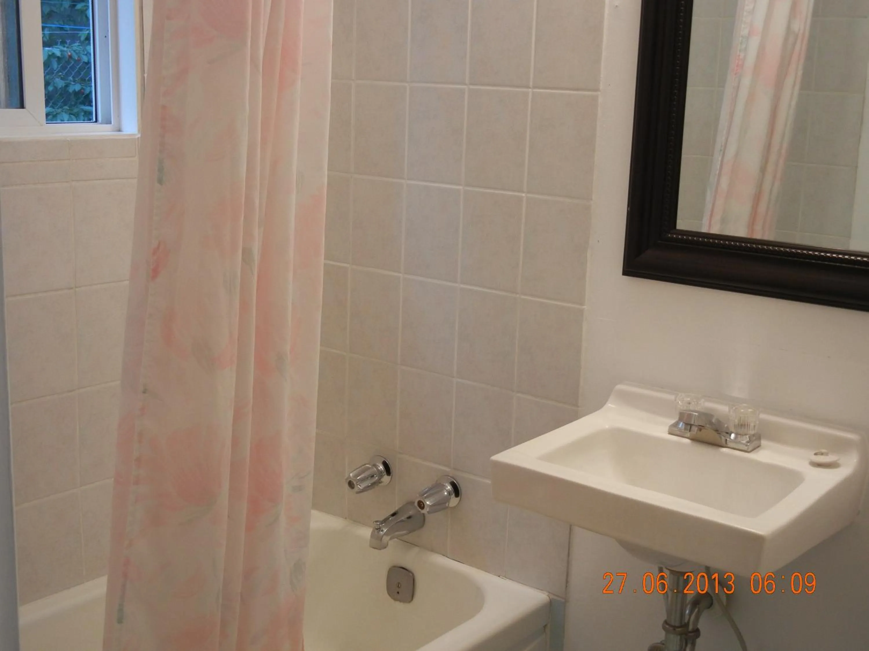 Bathroom in Holiday House Motel