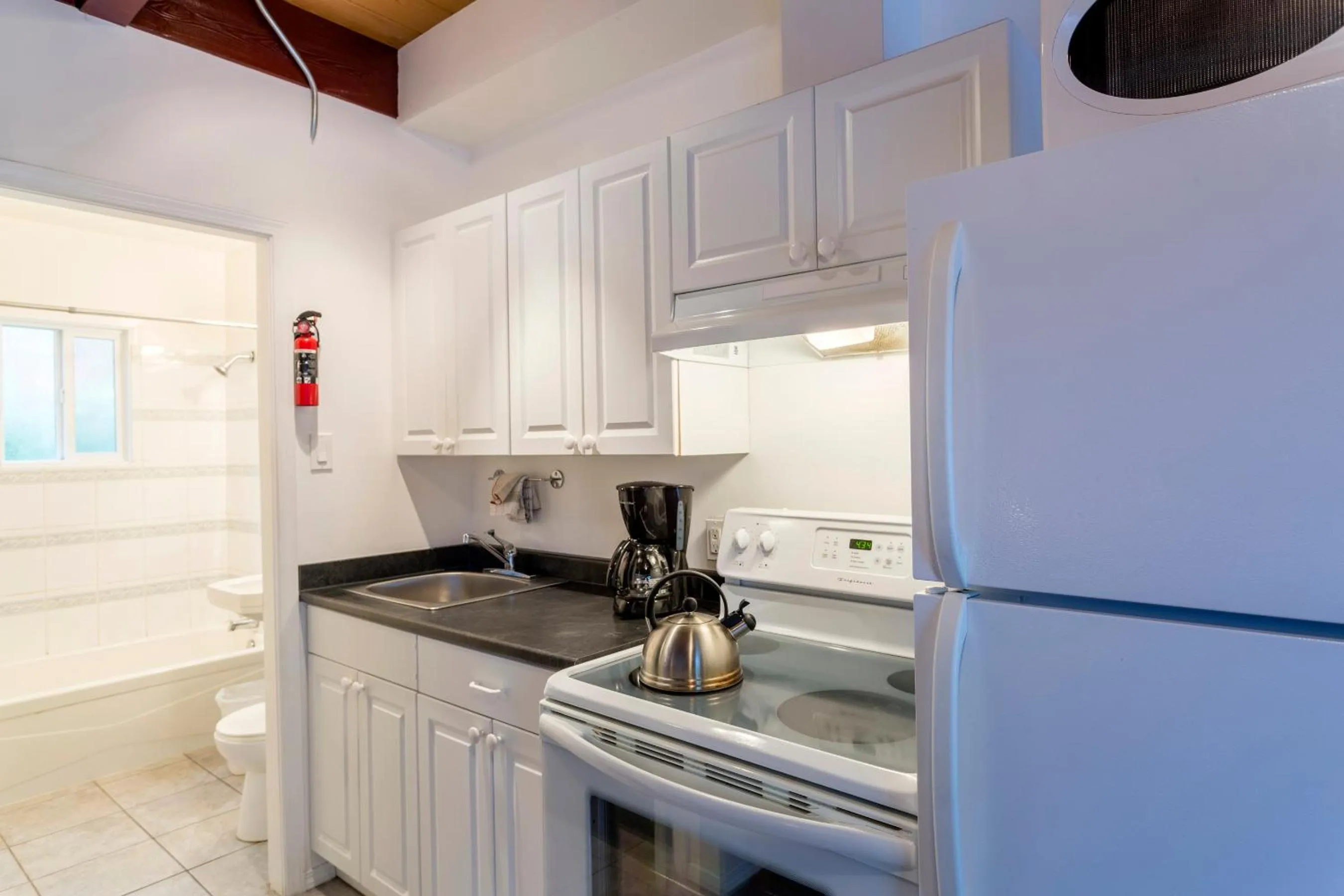 Kitchen or kitchenette in Holiday House Motel
