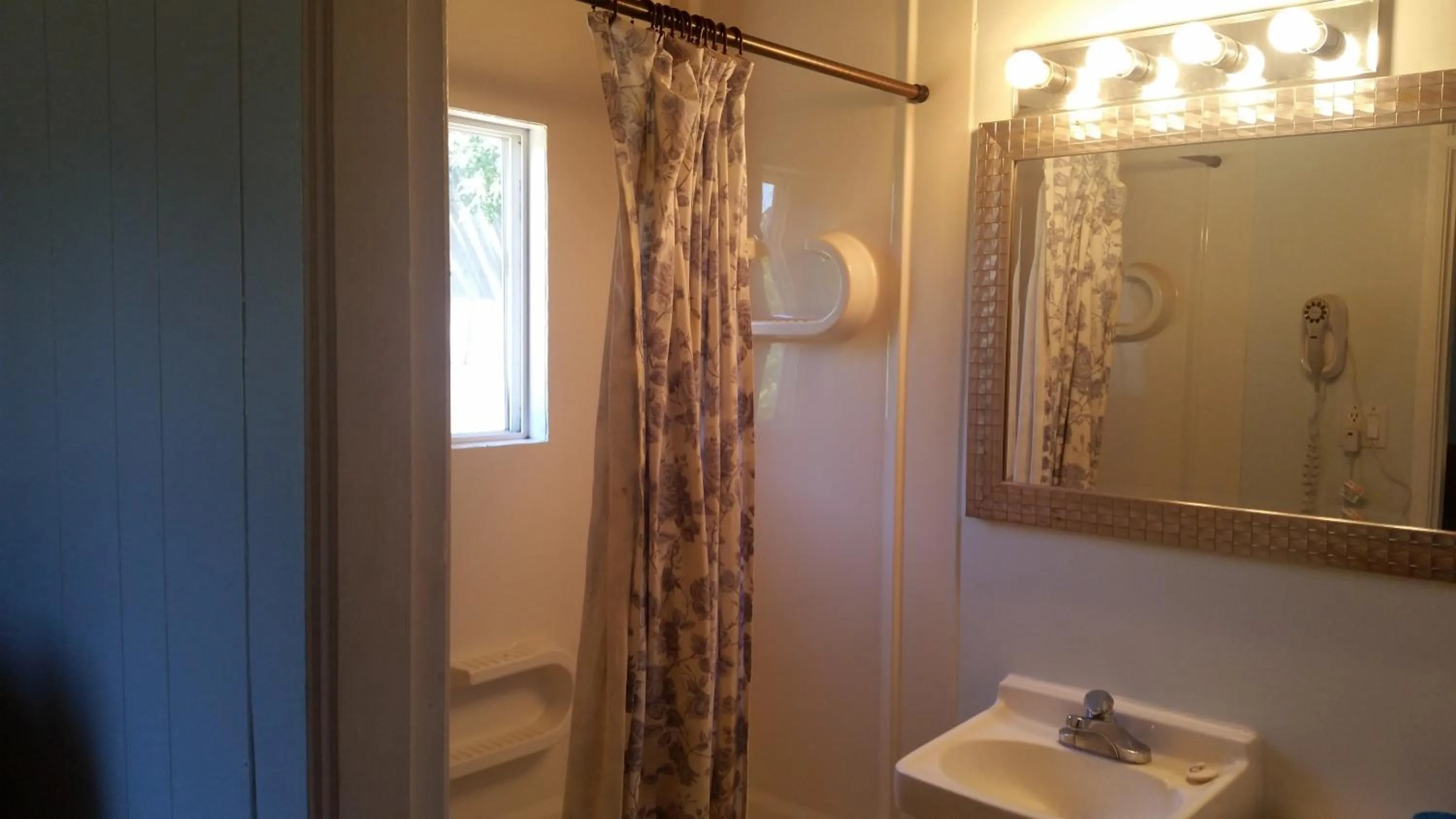 Shower in Holiday House Motel