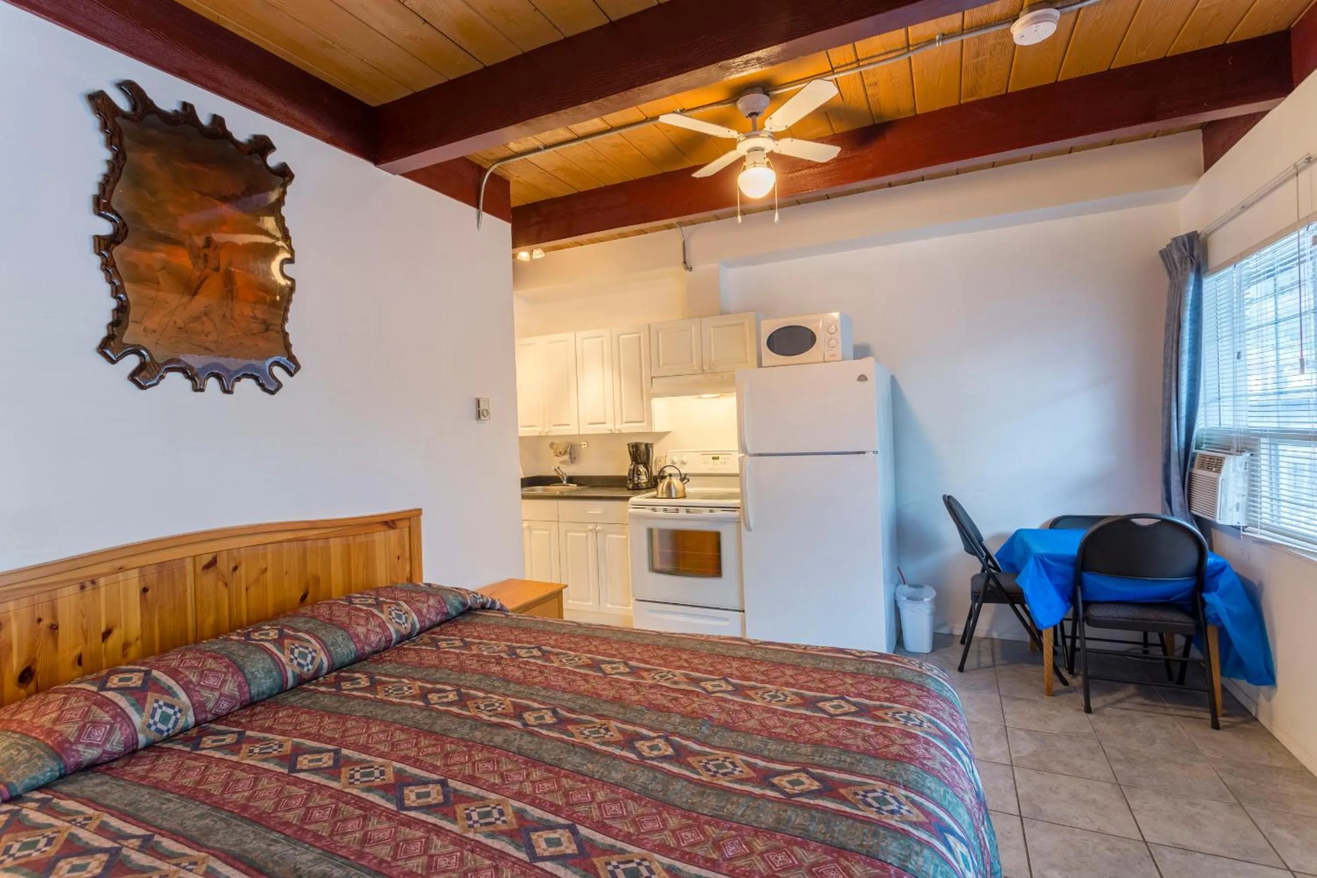 Bed in Holiday House Motel