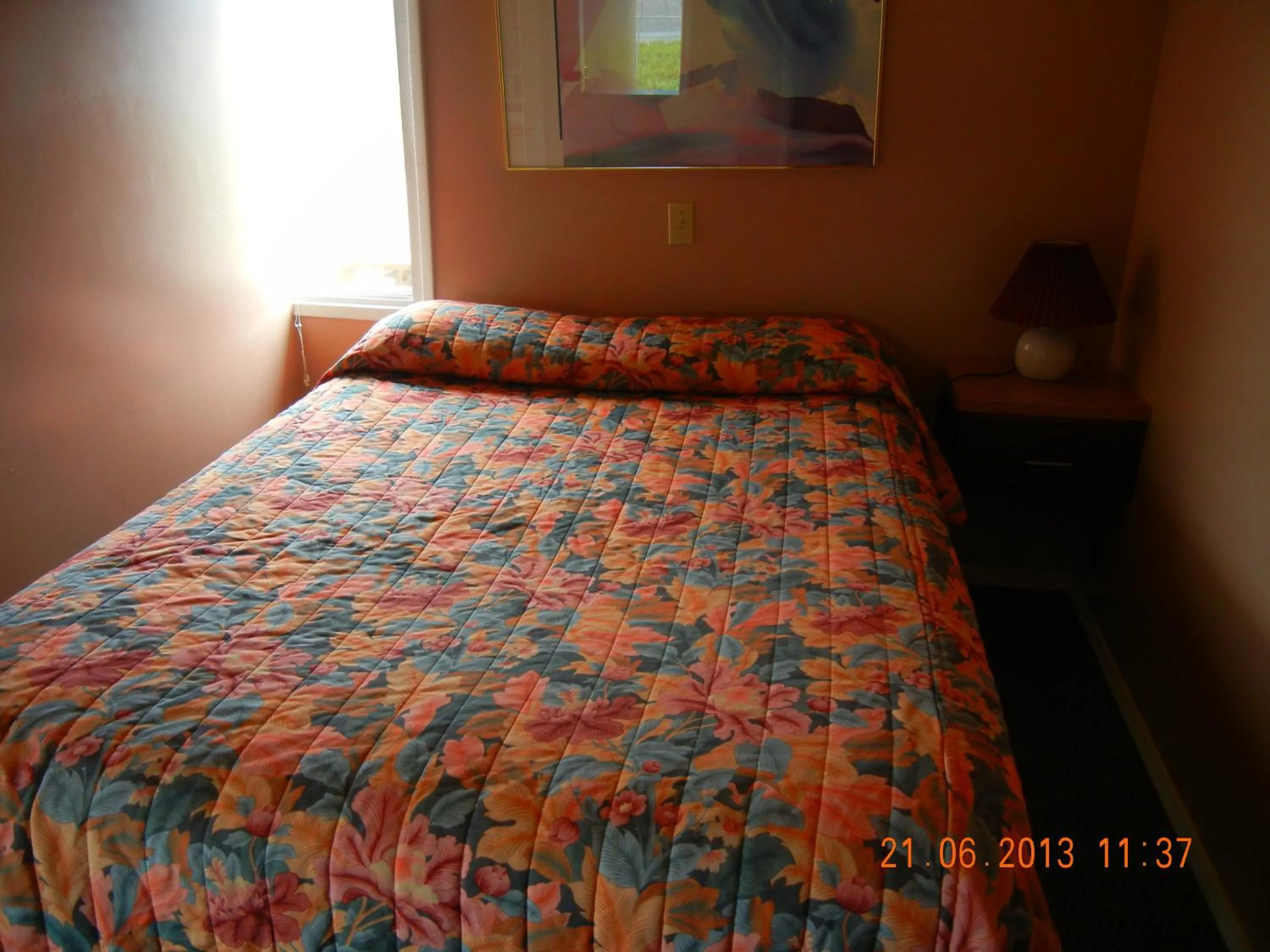 Bed in Holiday House Motel