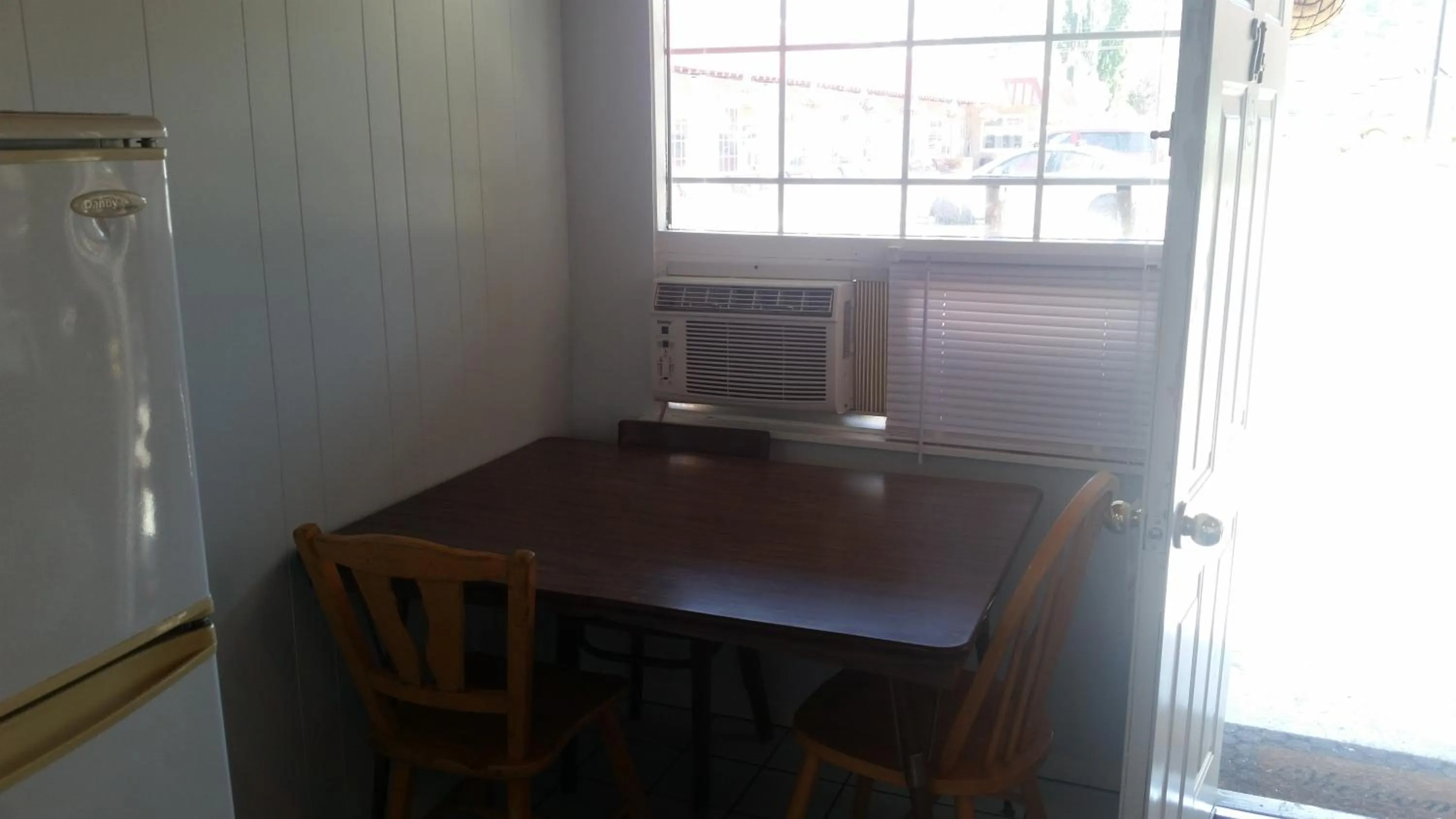 Kitchen or kitchenette in Holiday House Motel