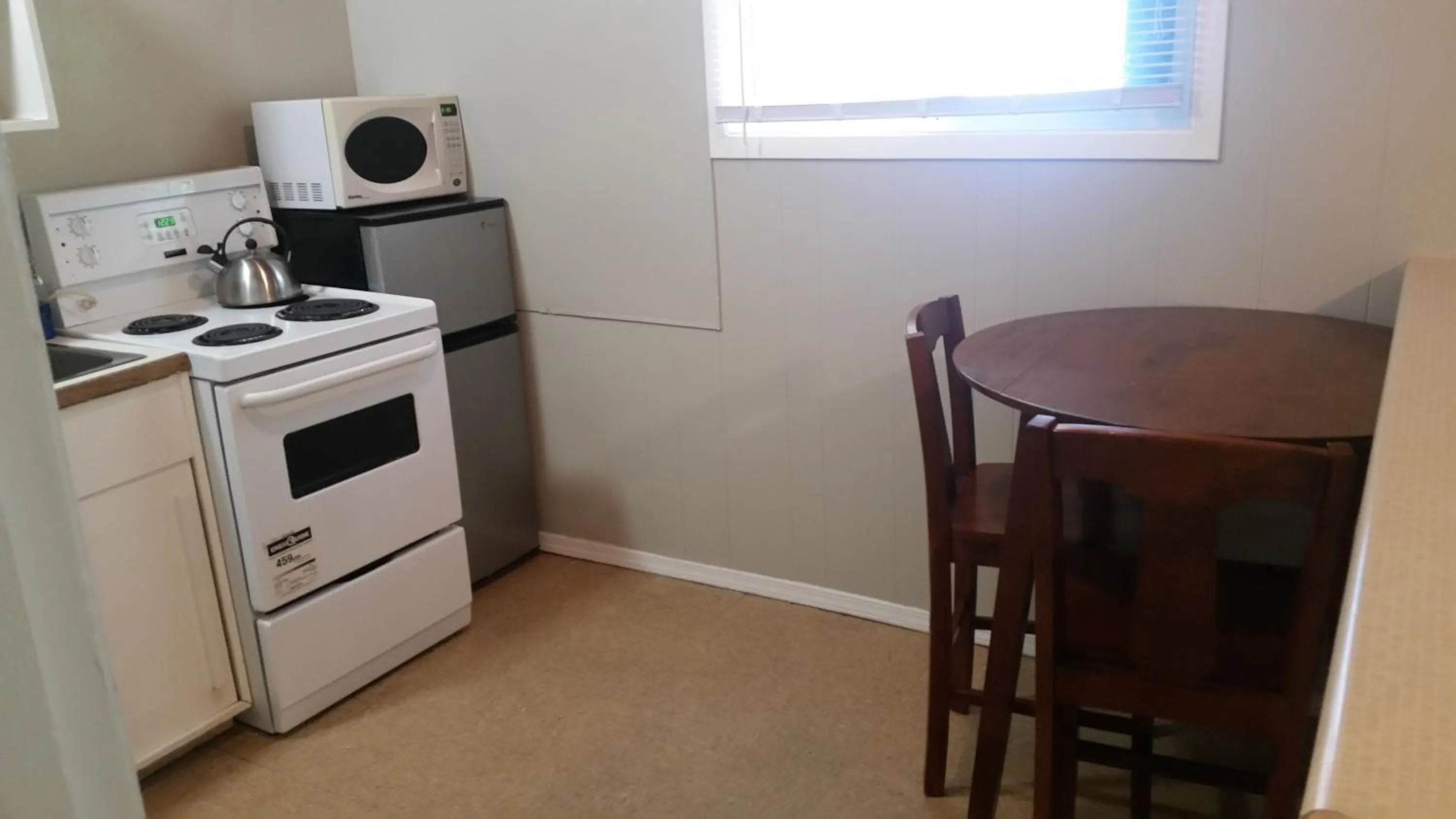 Kitchen or kitchenette in Holiday House Motel