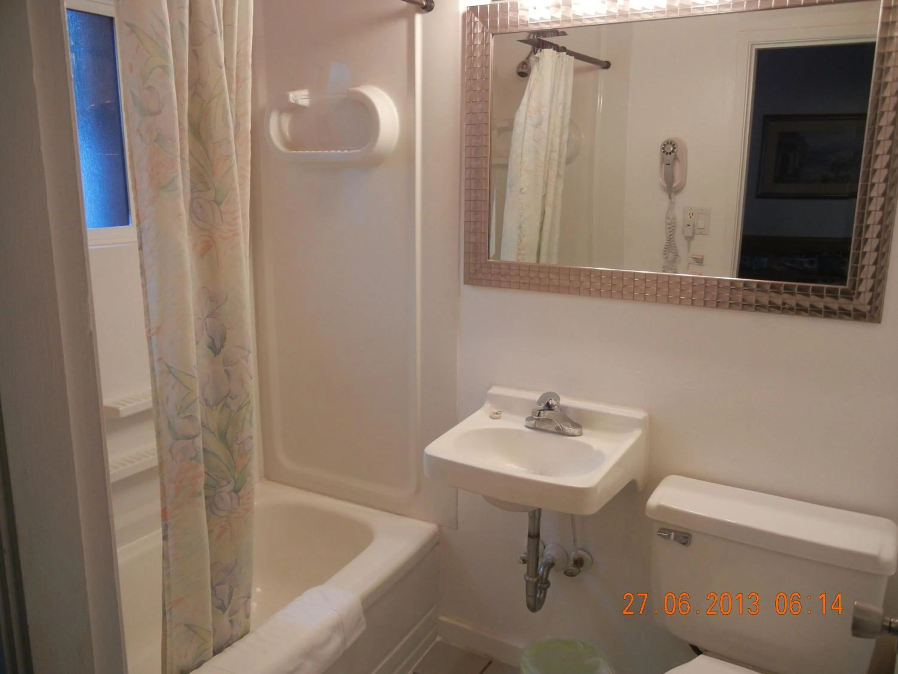 Bathroom in Holiday House Motel