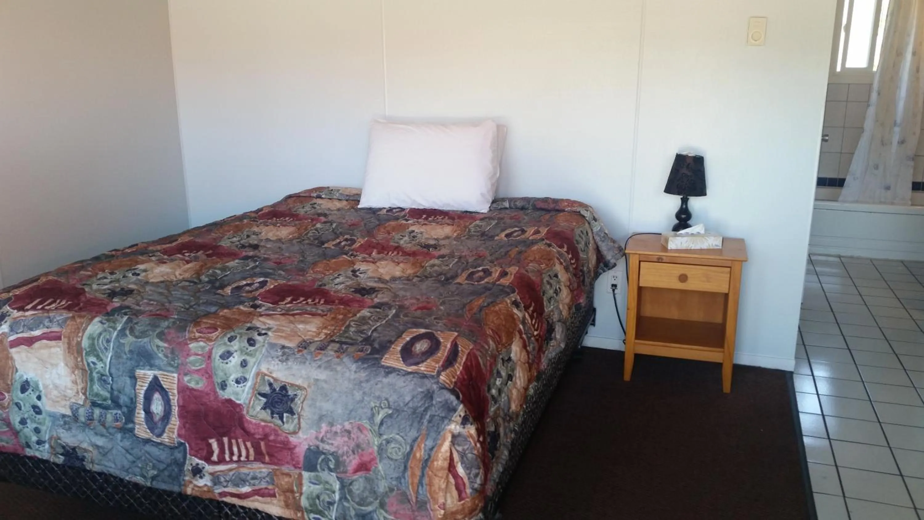 Bed in Holiday House Motel