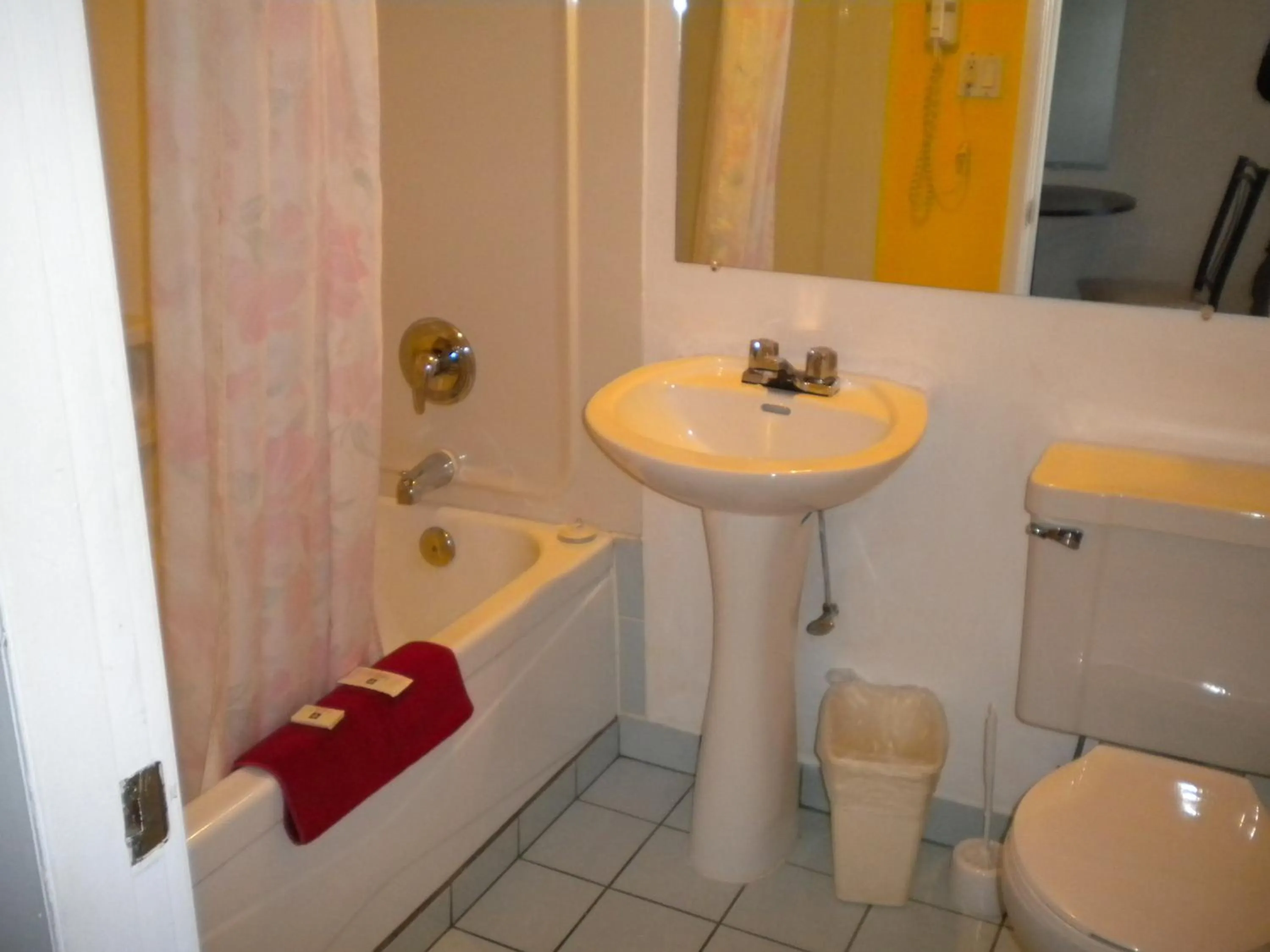 Bathroom in Holiday House Motel
