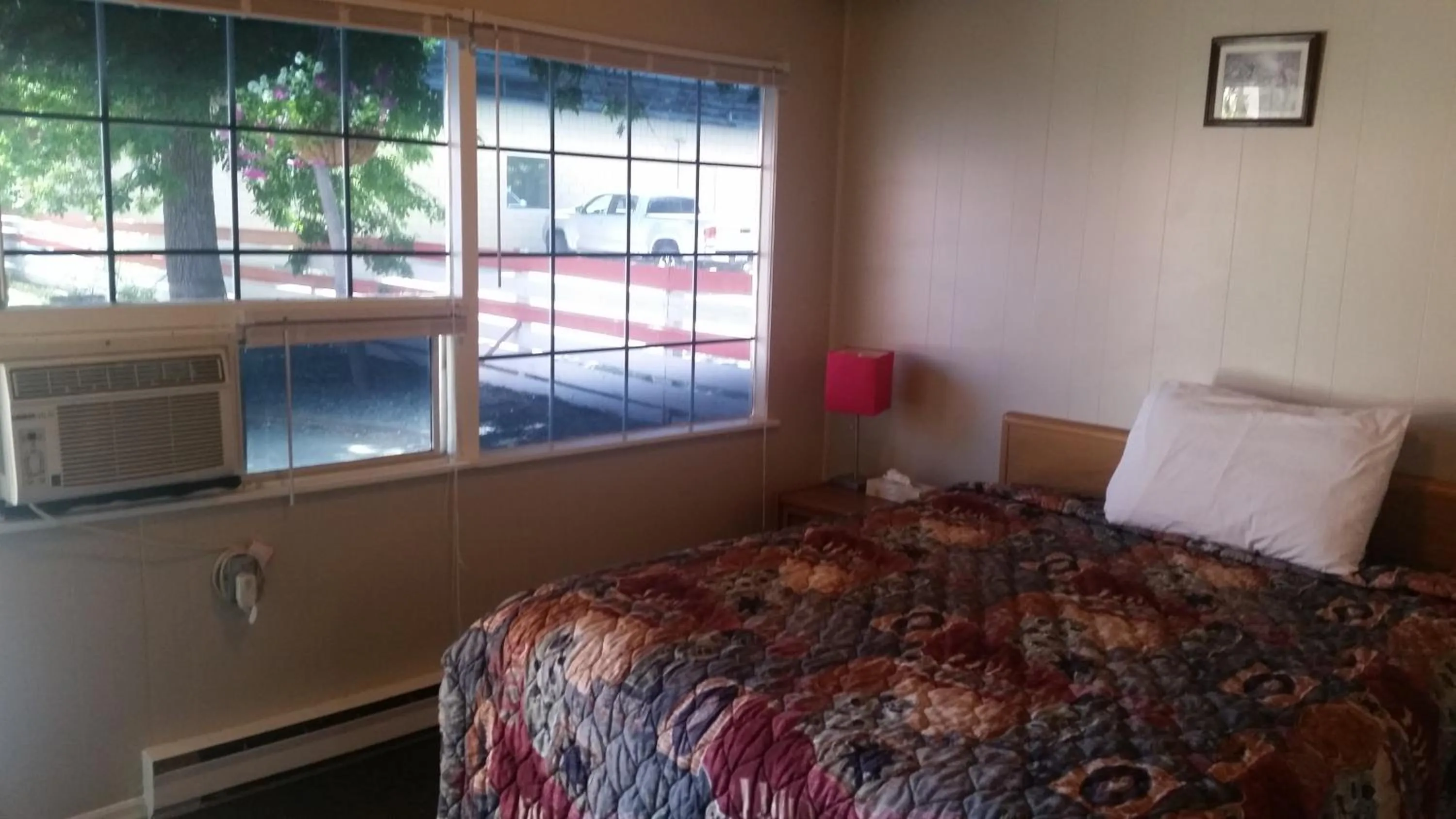 Bed in Holiday House Motel