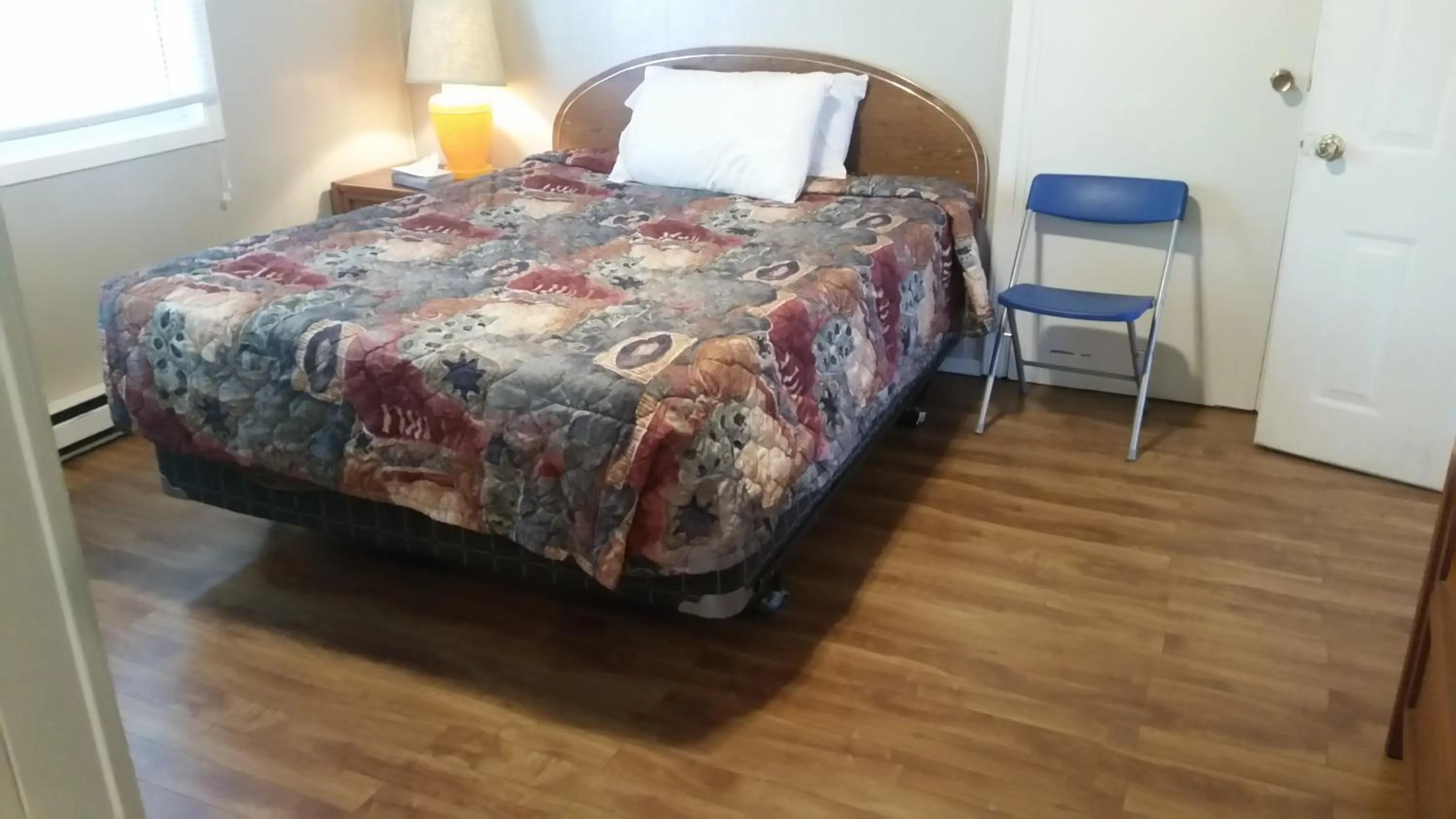 Bed in Holiday House Motel