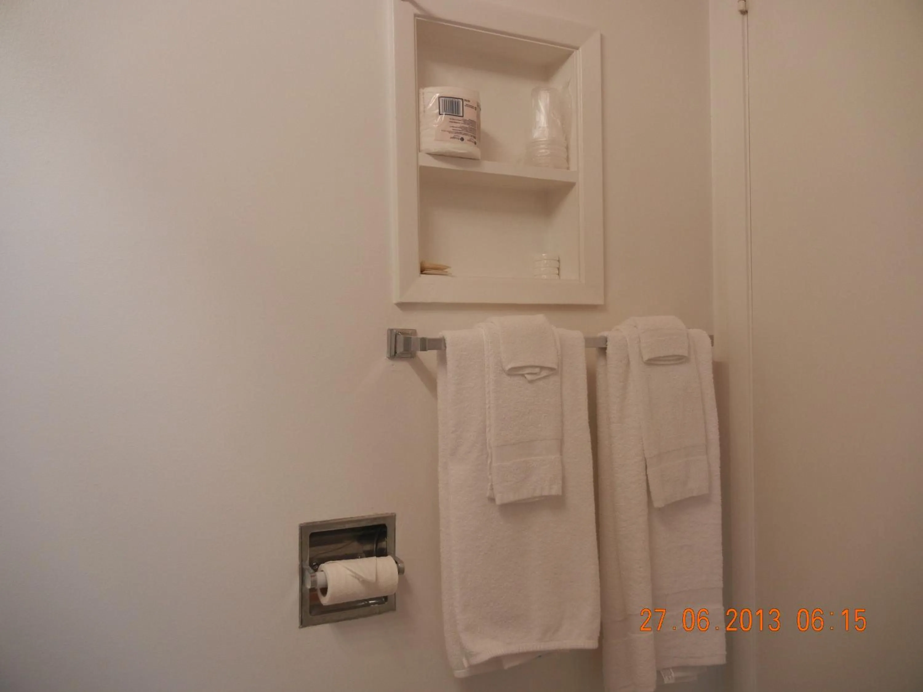 Bathroom in Holiday House Motel