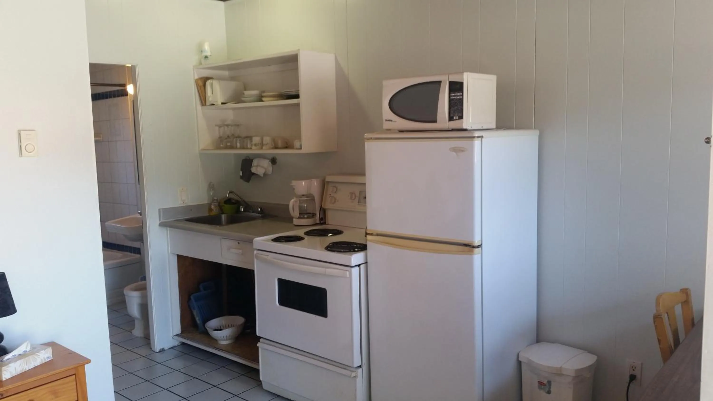 Kitchen or kitchenette in Holiday House Motel