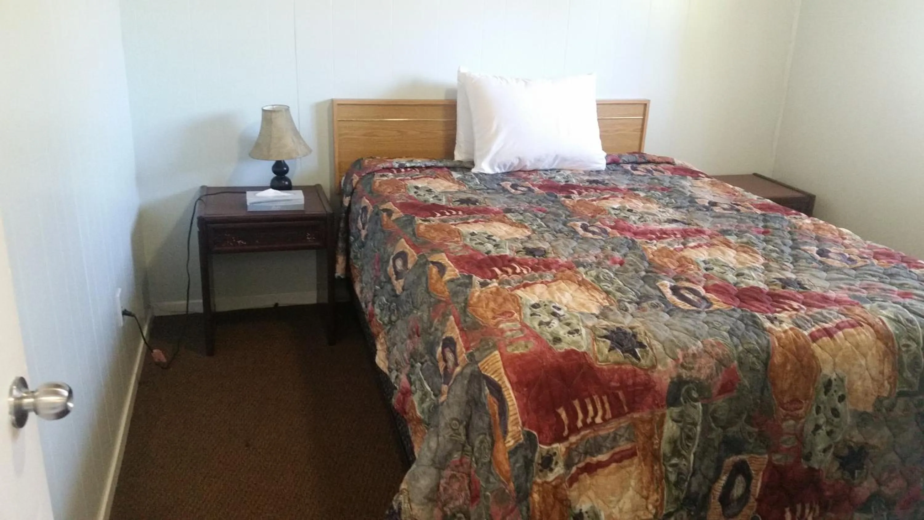 Bed in Holiday House Motel