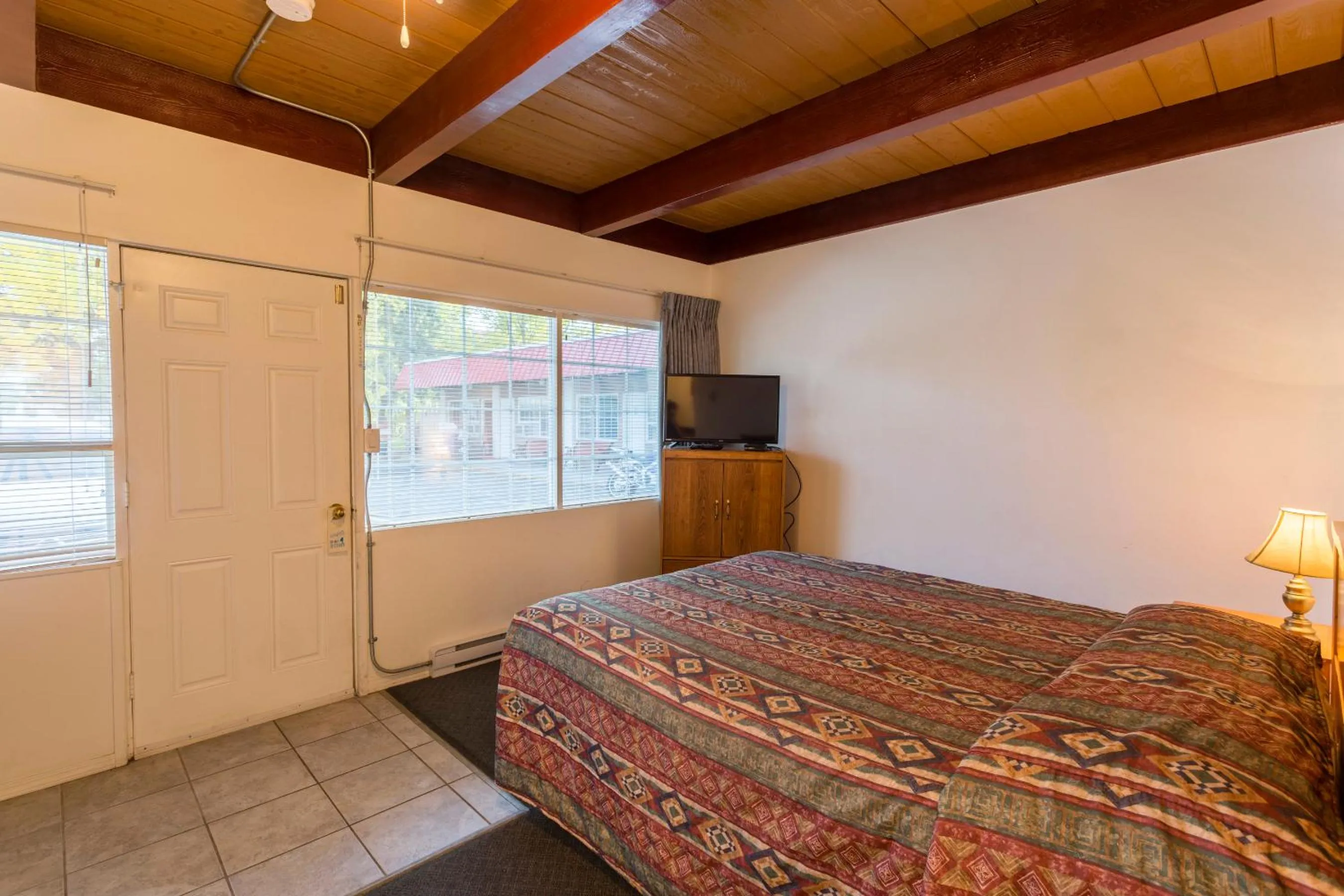 Bed in Holiday House Motel