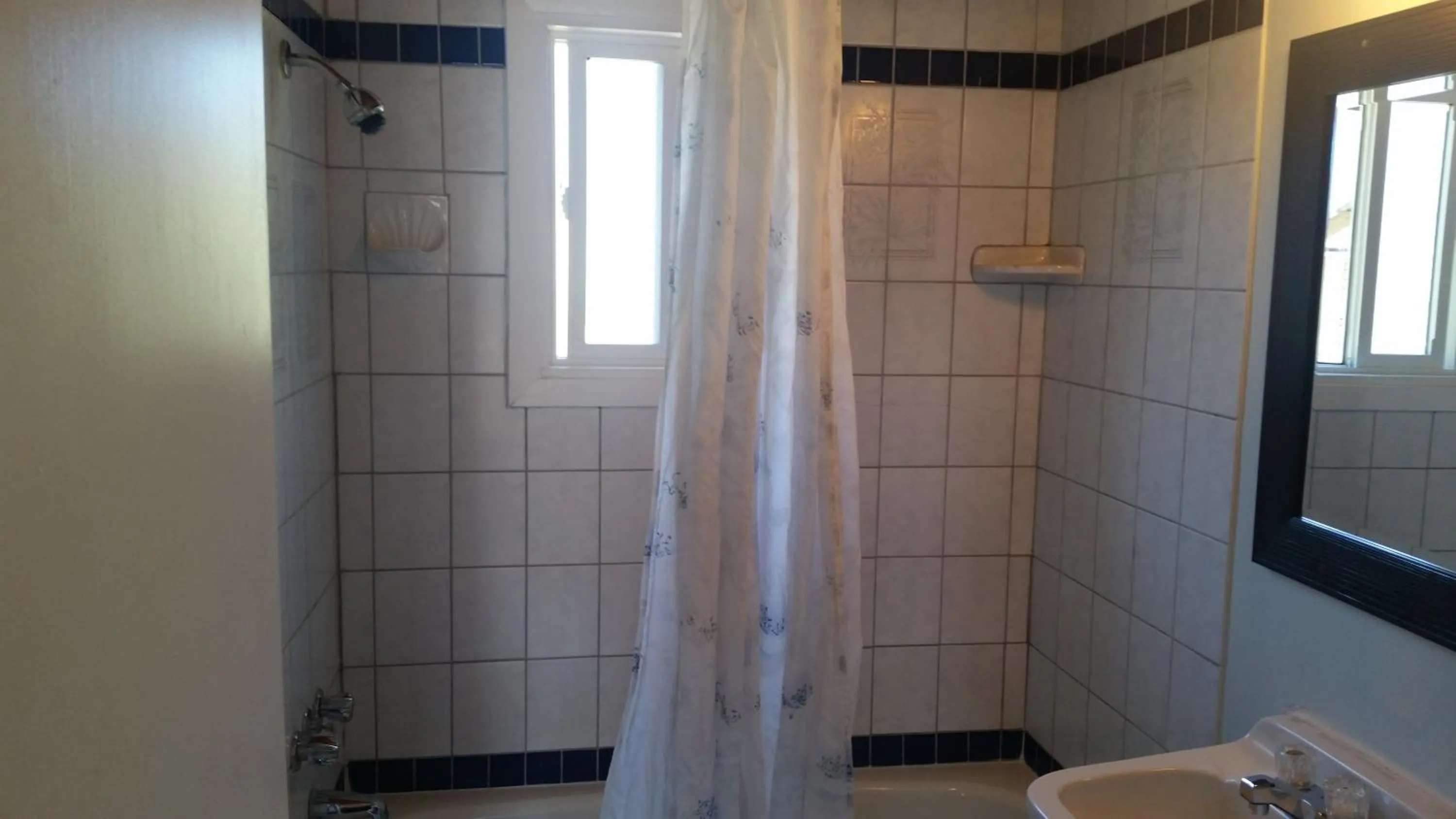 Shower in Holiday House Motel