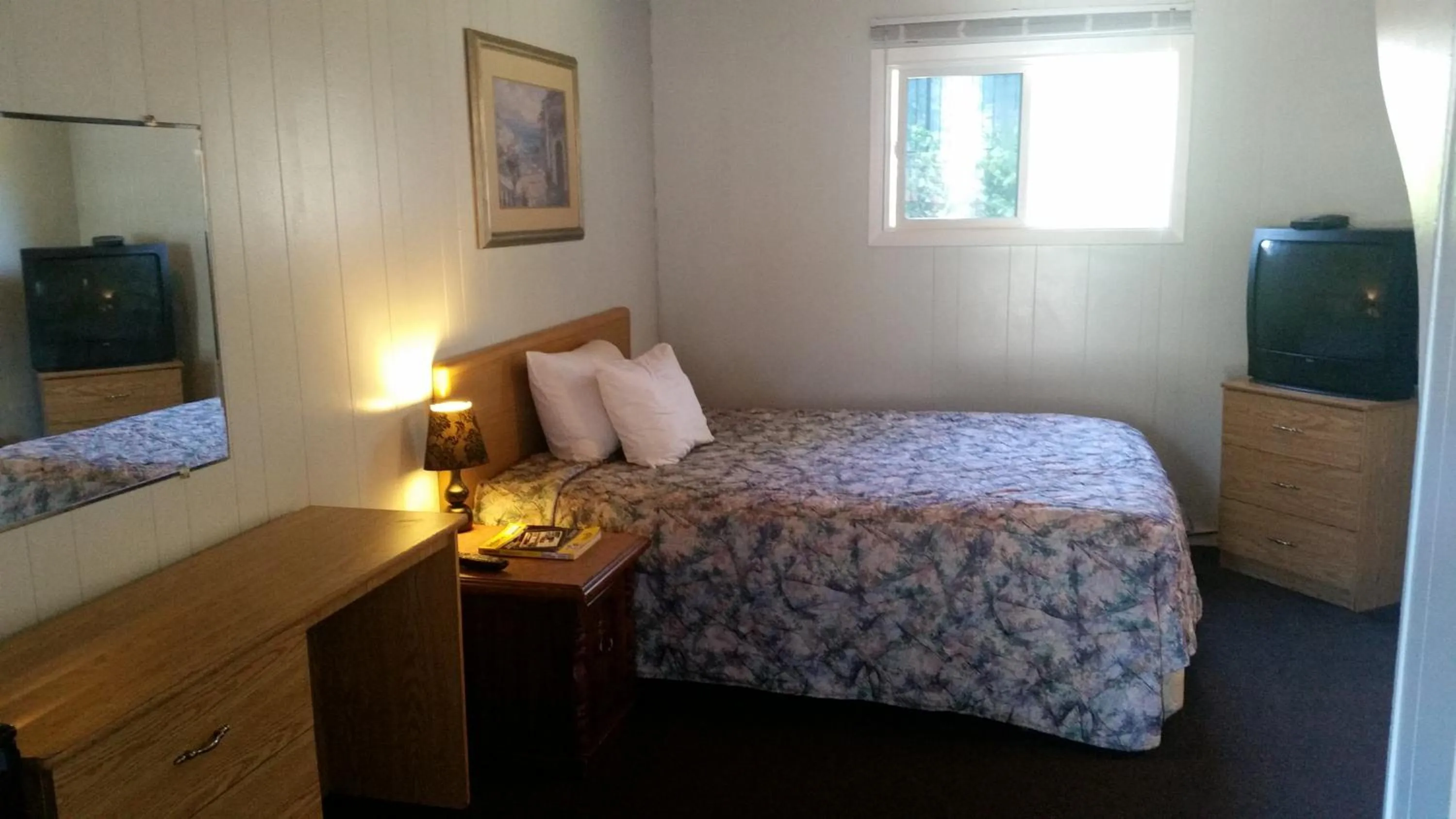 Bed in Holiday House Motel