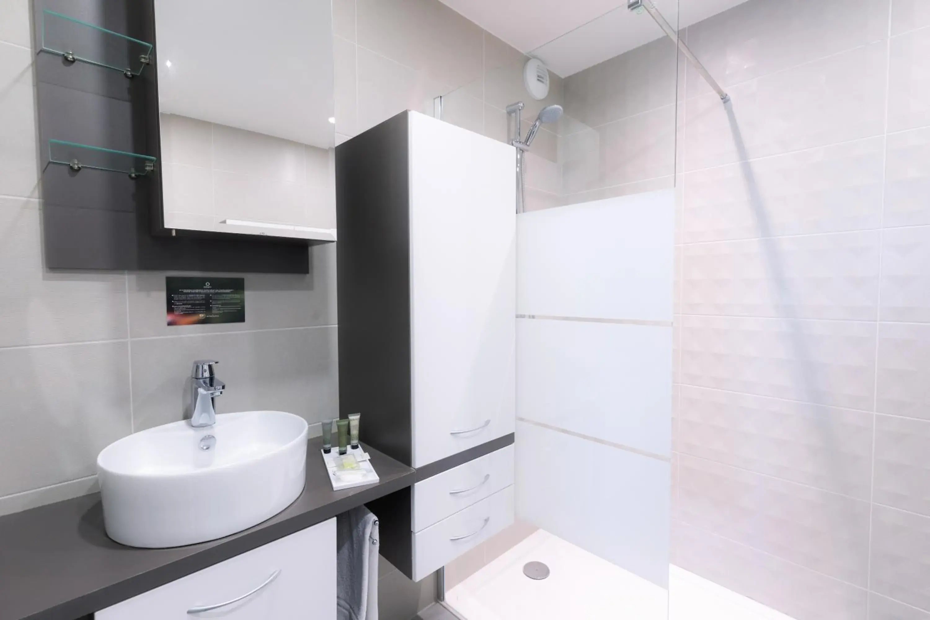 Bathroom in Aparthotel Adagio Bâle Mulhouse Aeroport Bathroom in Aparthotel Adagio Bâle Mulhouse Aeroport