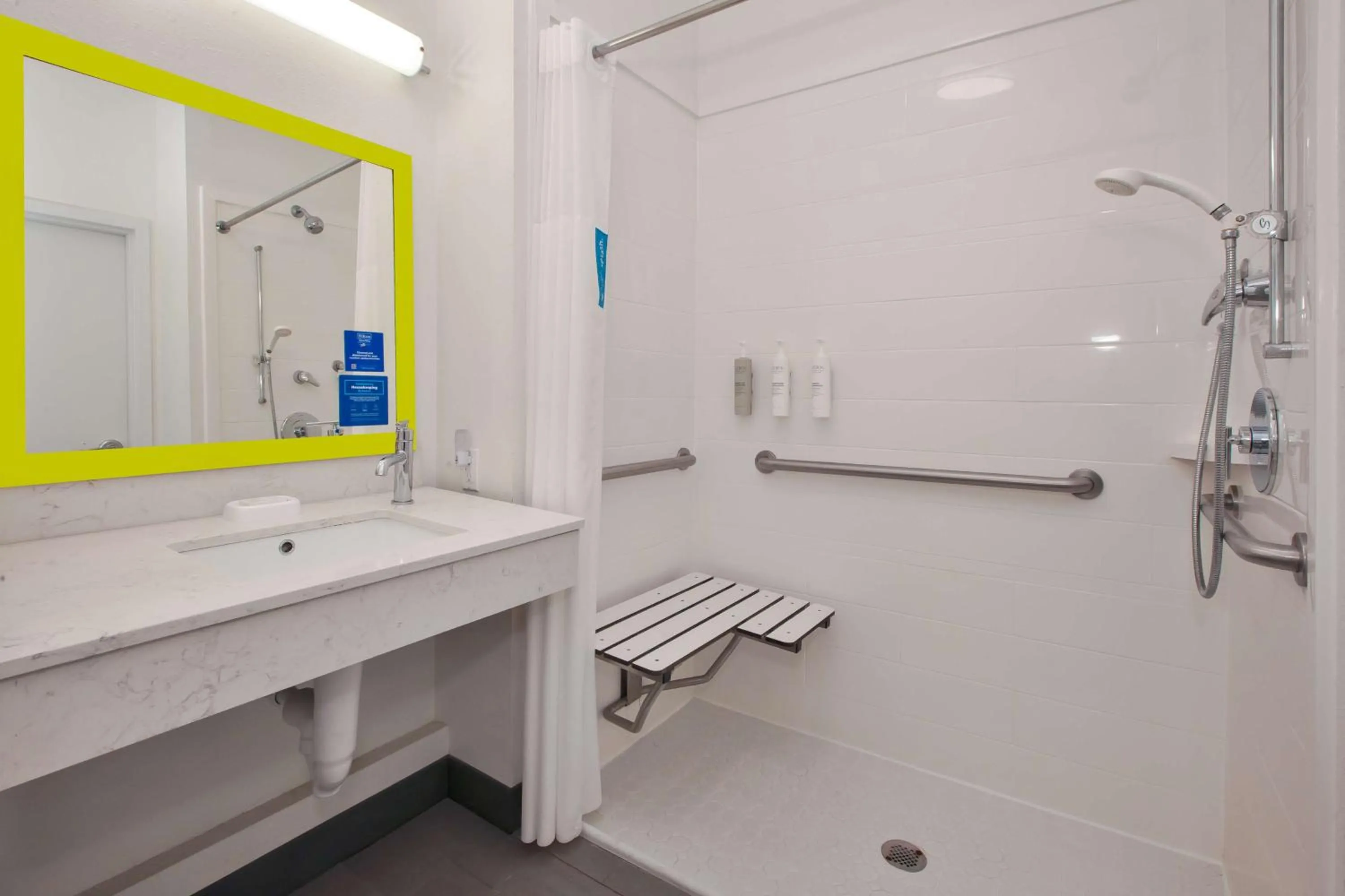 Bathroom in Hampton Inn Clarion