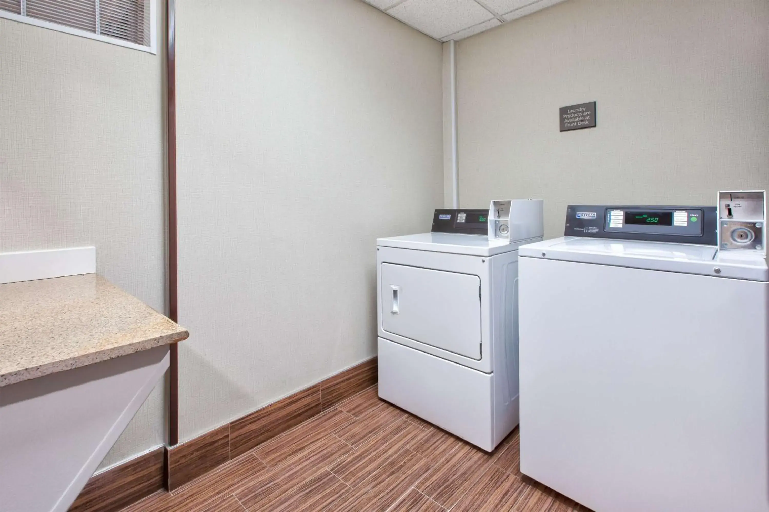 Property building in Hampton Inn Clarion Property building in Hampton Inn Clarion