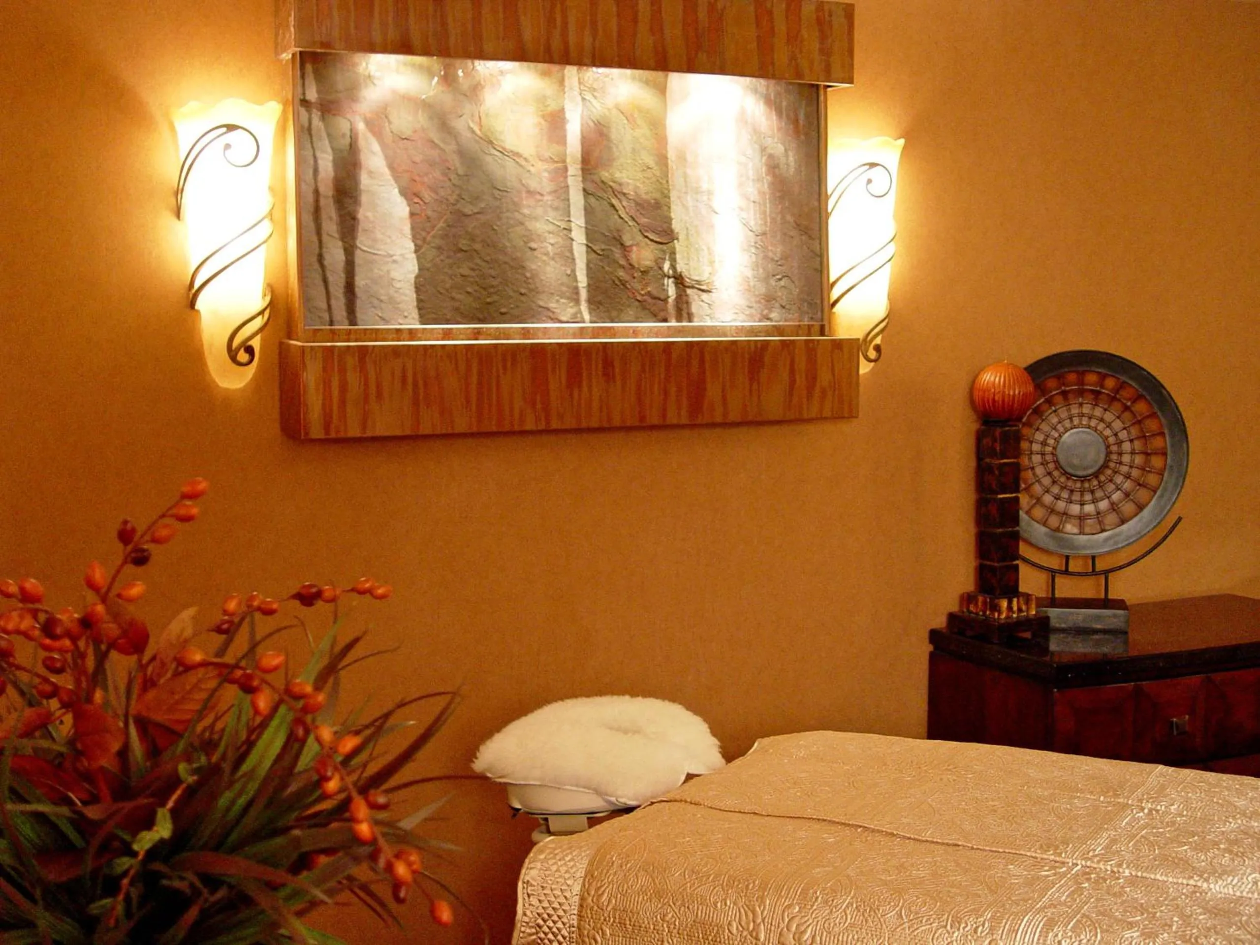 Spa and wellness centre/facilities, Bed in Crowne Plaza Minneapolis West by IHG