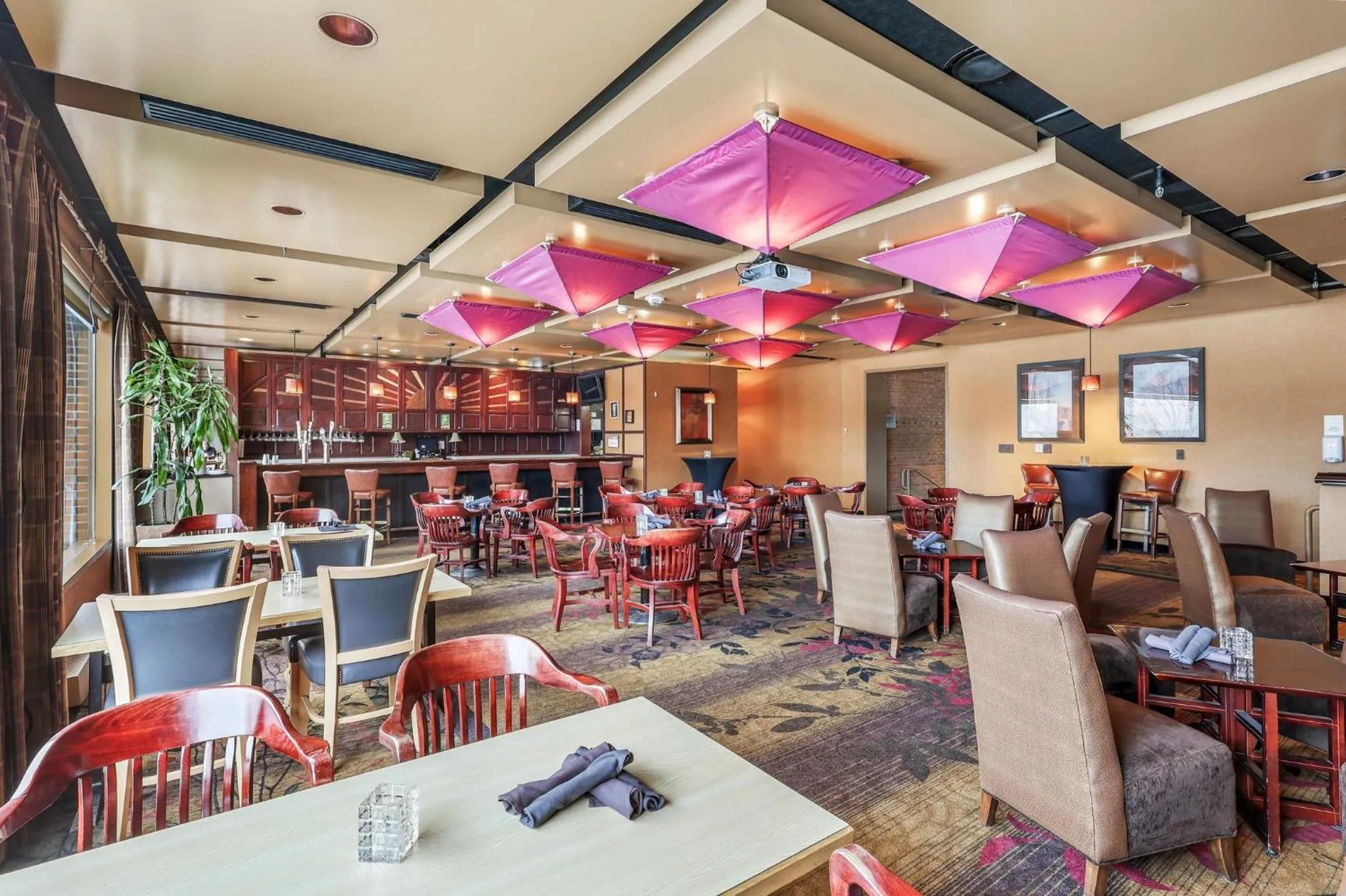 Restaurant/places to eat in Crowne Plaza Minneapolis West by IHG