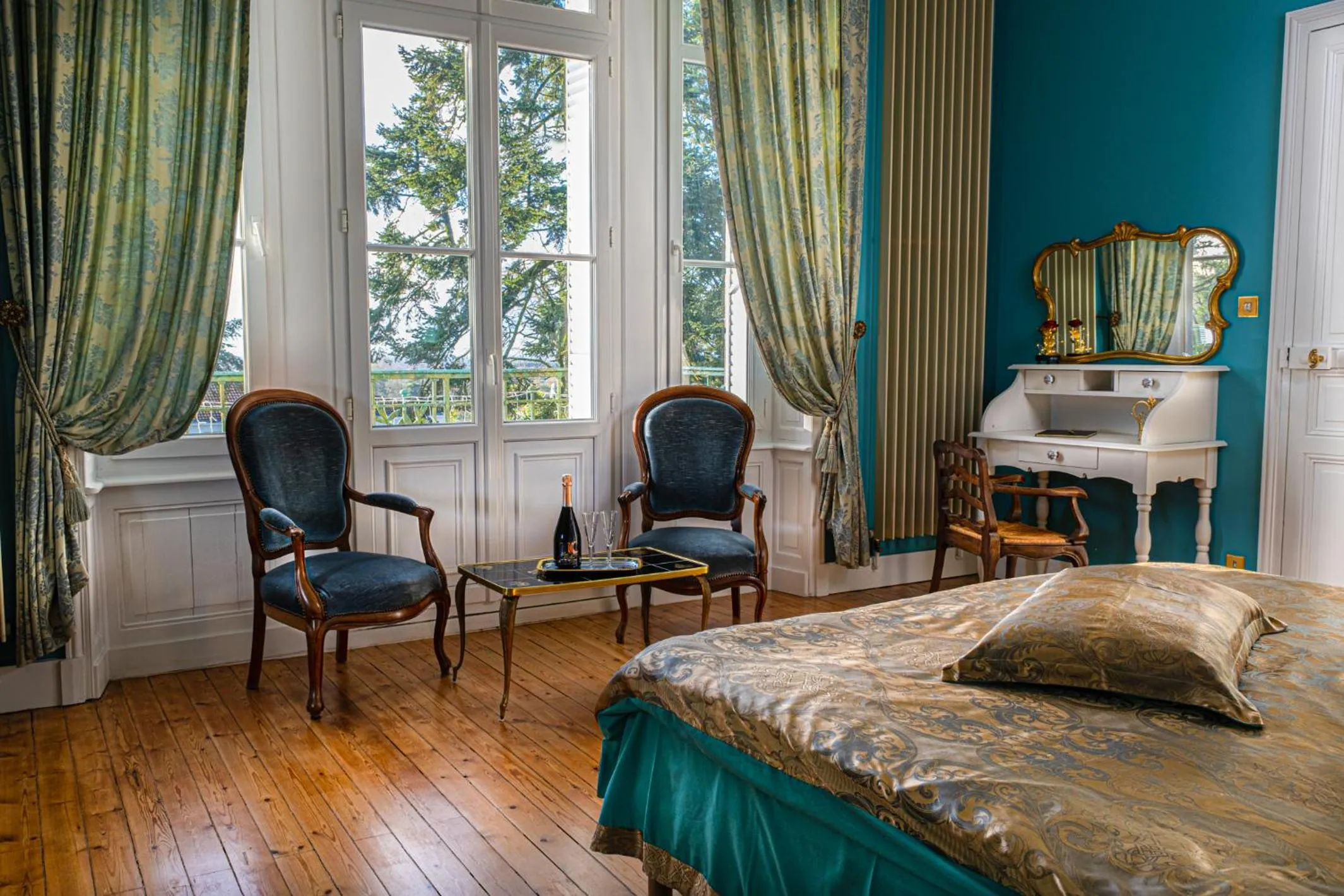 Photo of the whole room, Bed in Le Château des Tourelles en Vendée