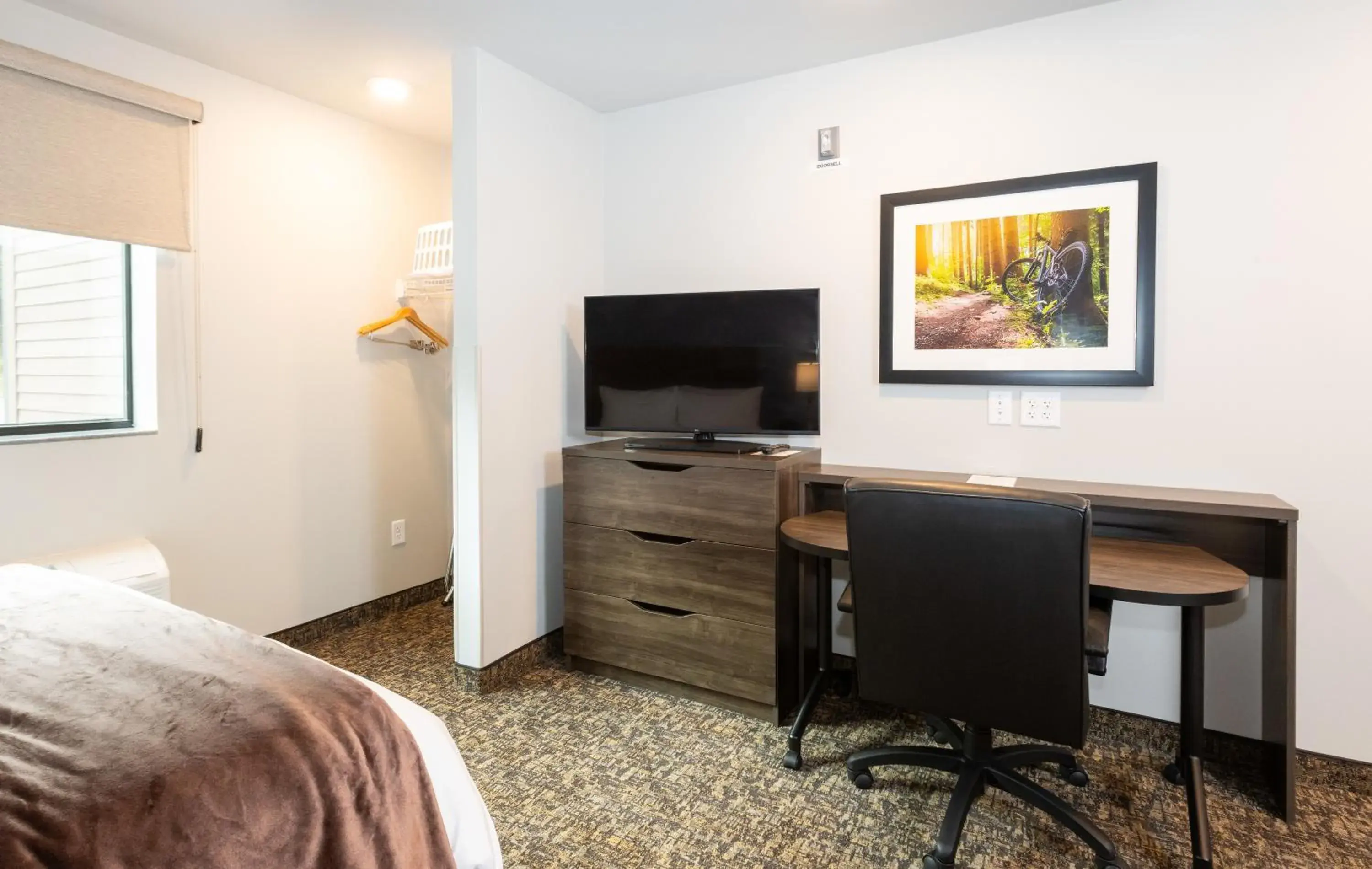 Queen Room - Hearing & Mobility Accessible - Roll In Shower in My Place Hotel-Colorado Springs,CO Queen Room - Hearing & Mobility Accessible - Roll In Shower in My Place Hotel-Colorado Springs,CO