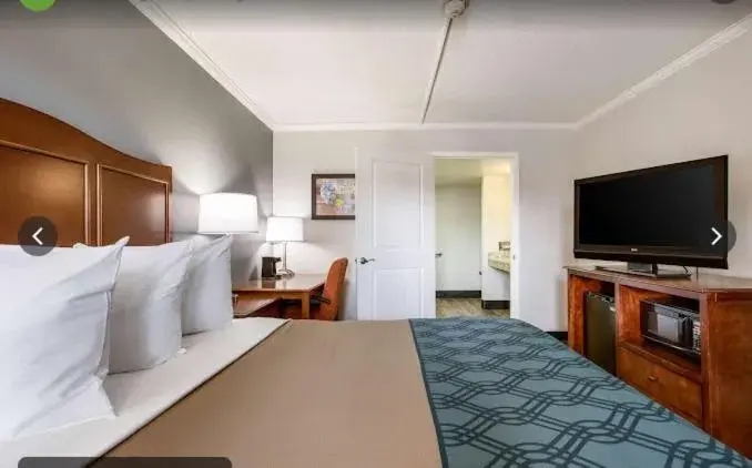 Bed in Travelodge by Wyndham Canton-Livonia Area, MI Bed in Travelodge by Wyndham Canton-Livonia Area, MI