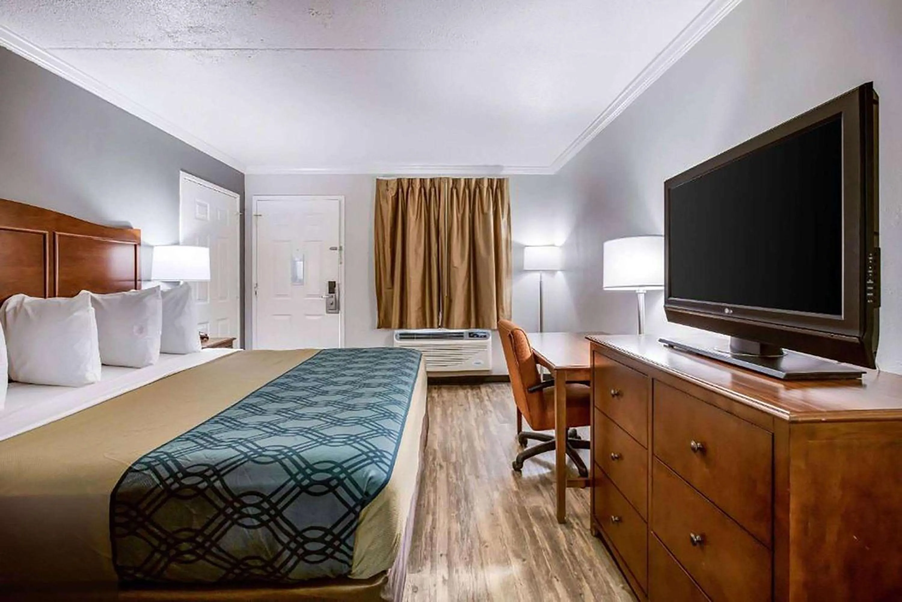 Photo of the whole room, Bed in Travelodge by Wyndham Canton-Livonia Area, MI