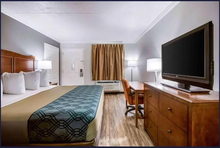Bedroom, Bed in Travelodge by Wyndham Canton-Livonia Area, MI