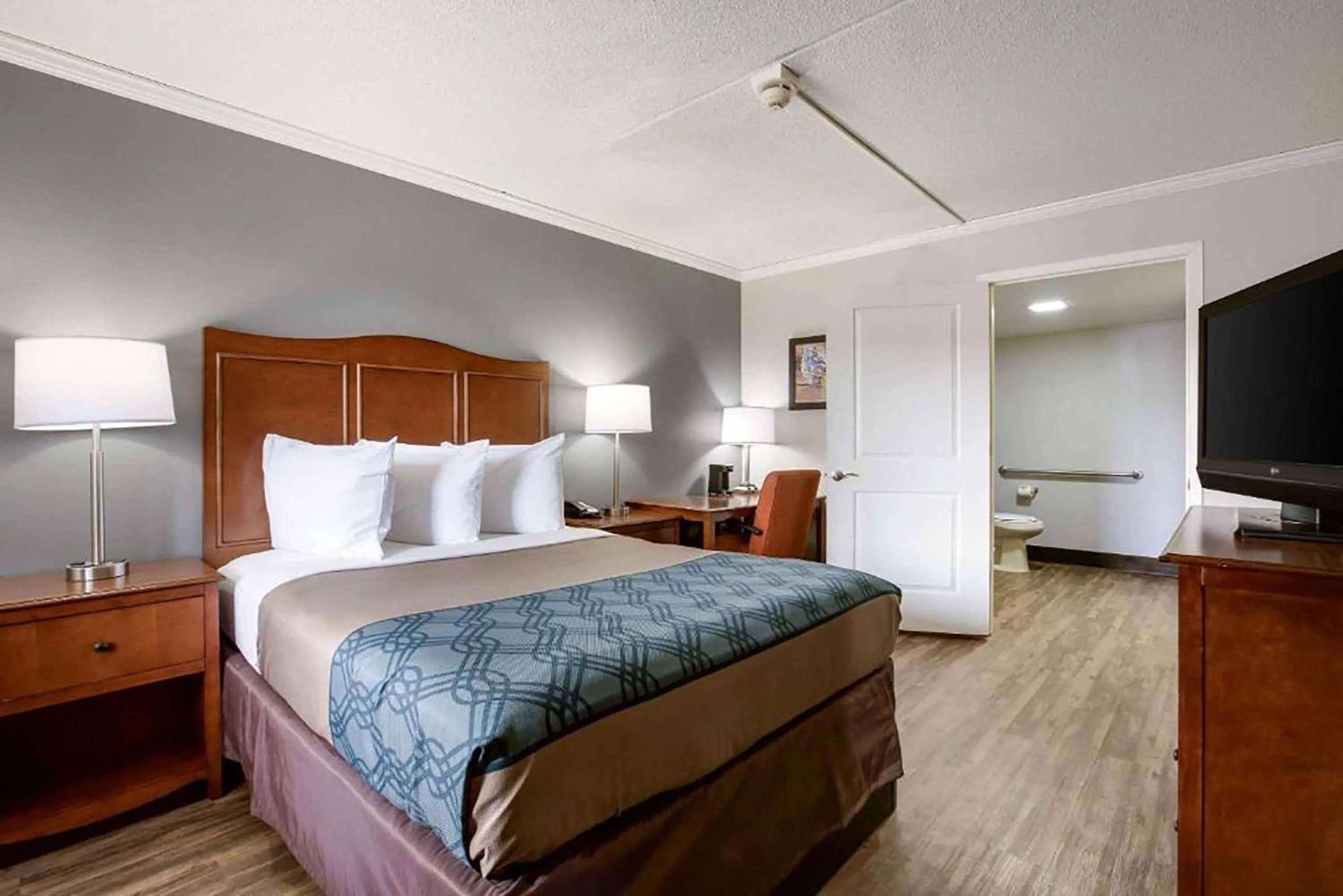 Photo of the whole room, Bed in Travelodge by Wyndham Canton-Livonia Area, MI