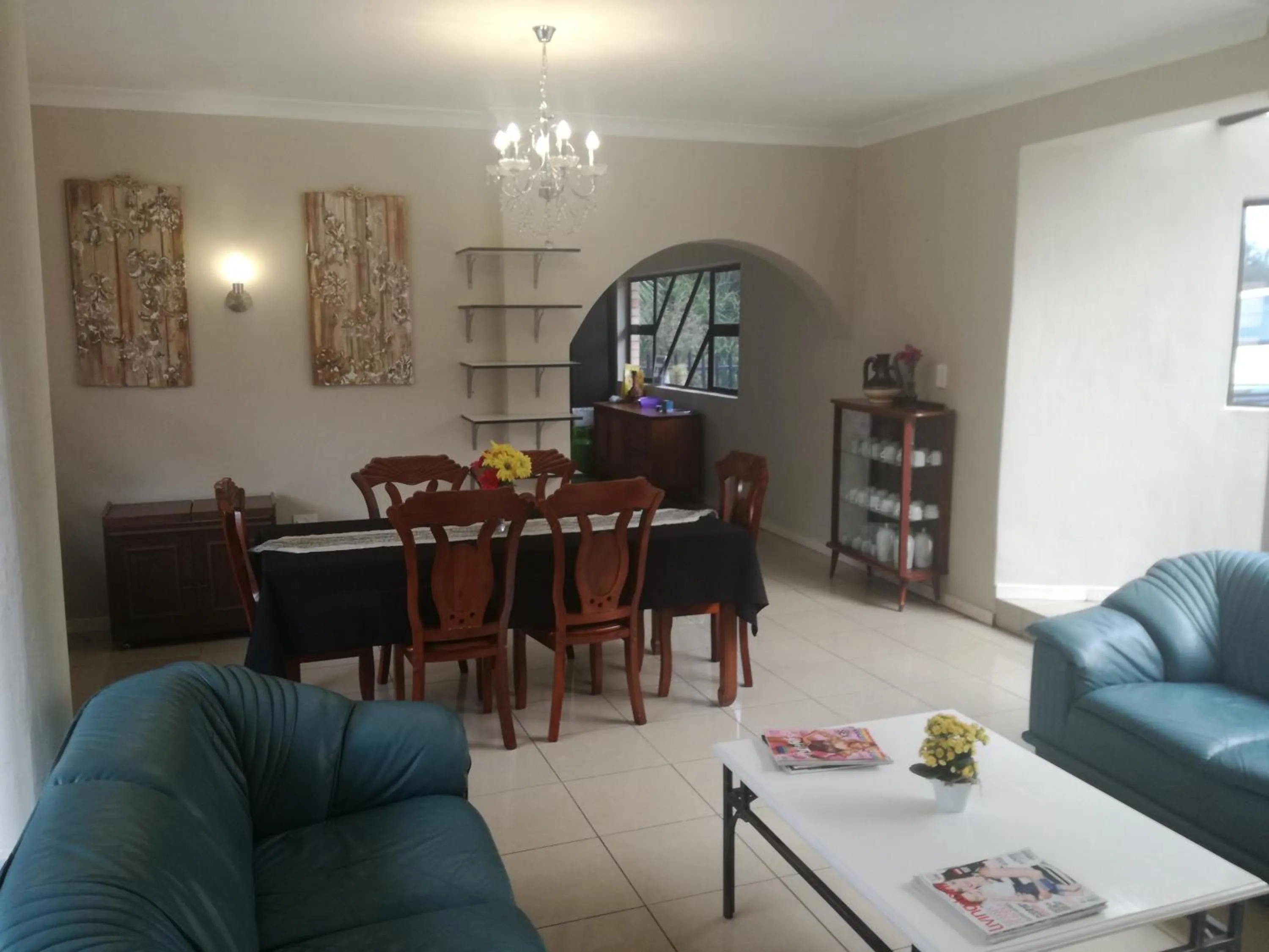 Communal lounge/ TV room in Hidden Inn