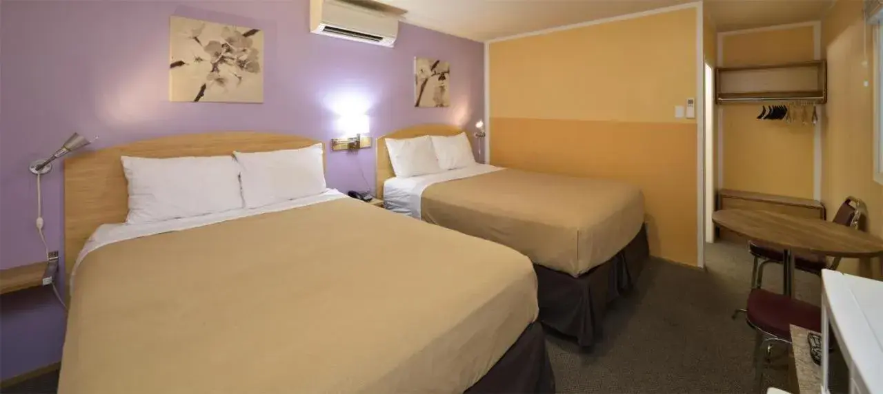 Standard Queen Room with Two Queen Beds in Waterfront Inn Standard Queen Room with Two Queen Beds in Waterfront Inn