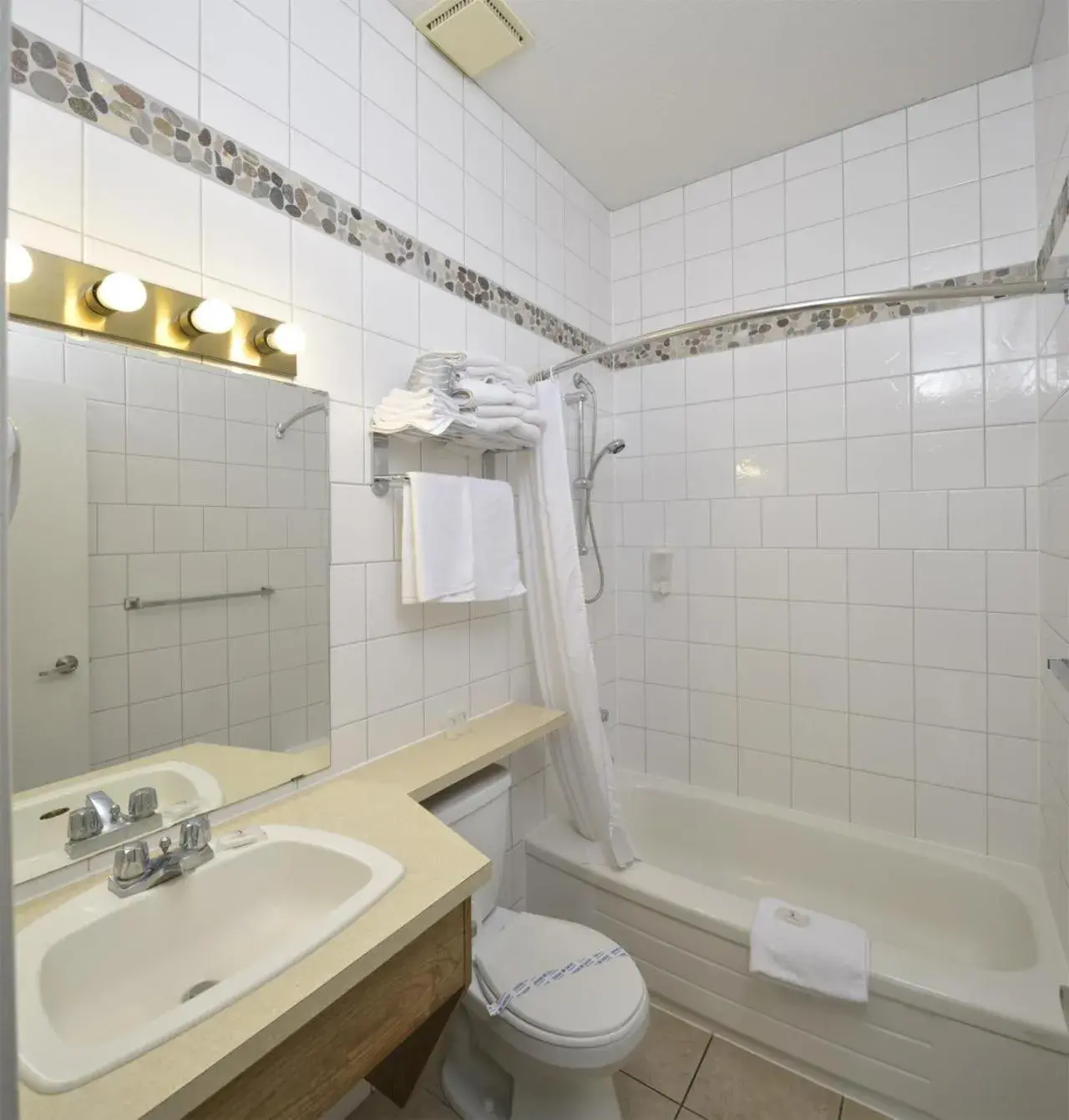 Standard Queen Room with Two Queen Beds in Waterfront Inn Standard Queen Room with Two Queen Beds in Waterfront Inn