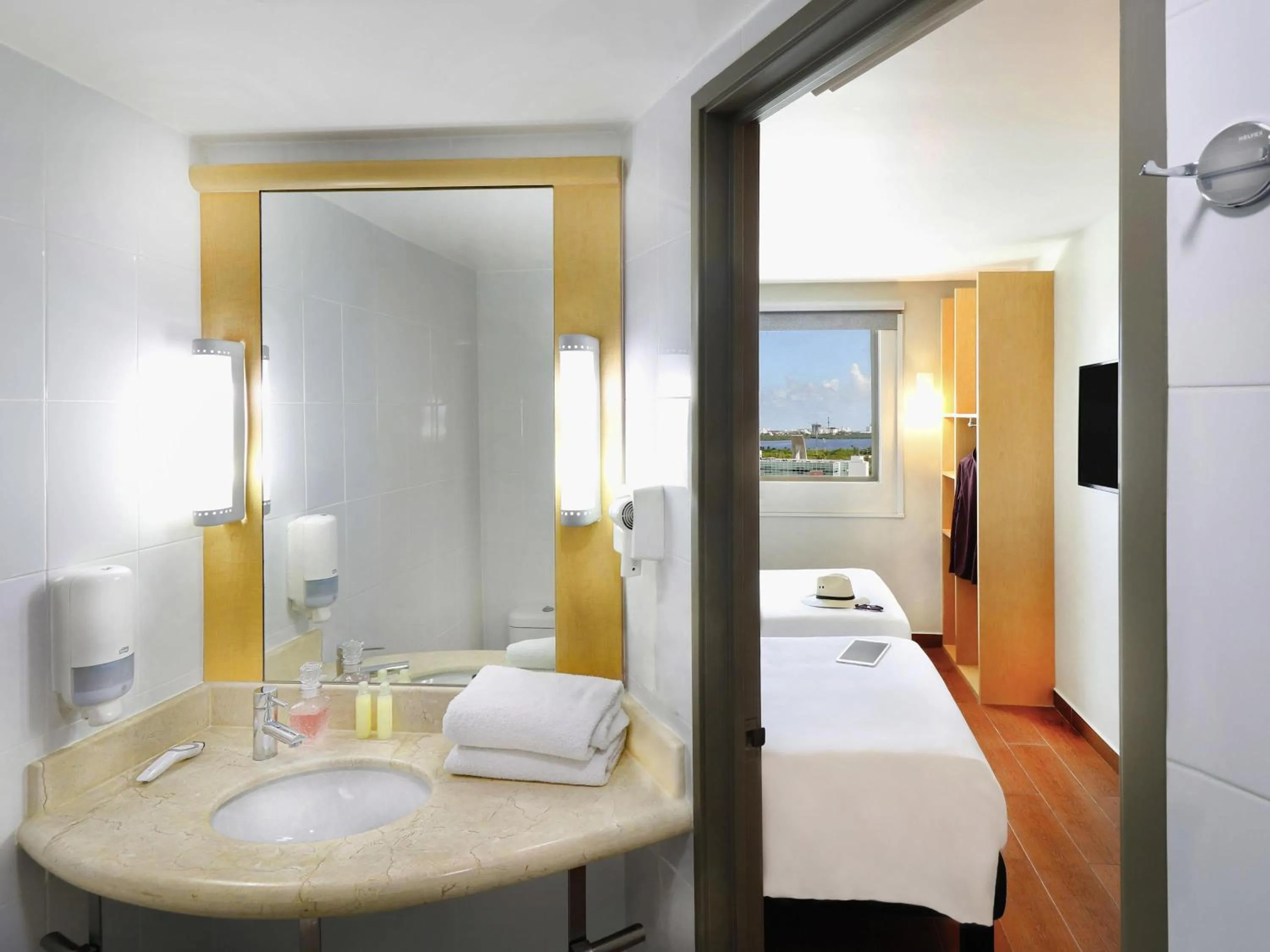 Bedroom, Bed in Ibis Cancun Centro