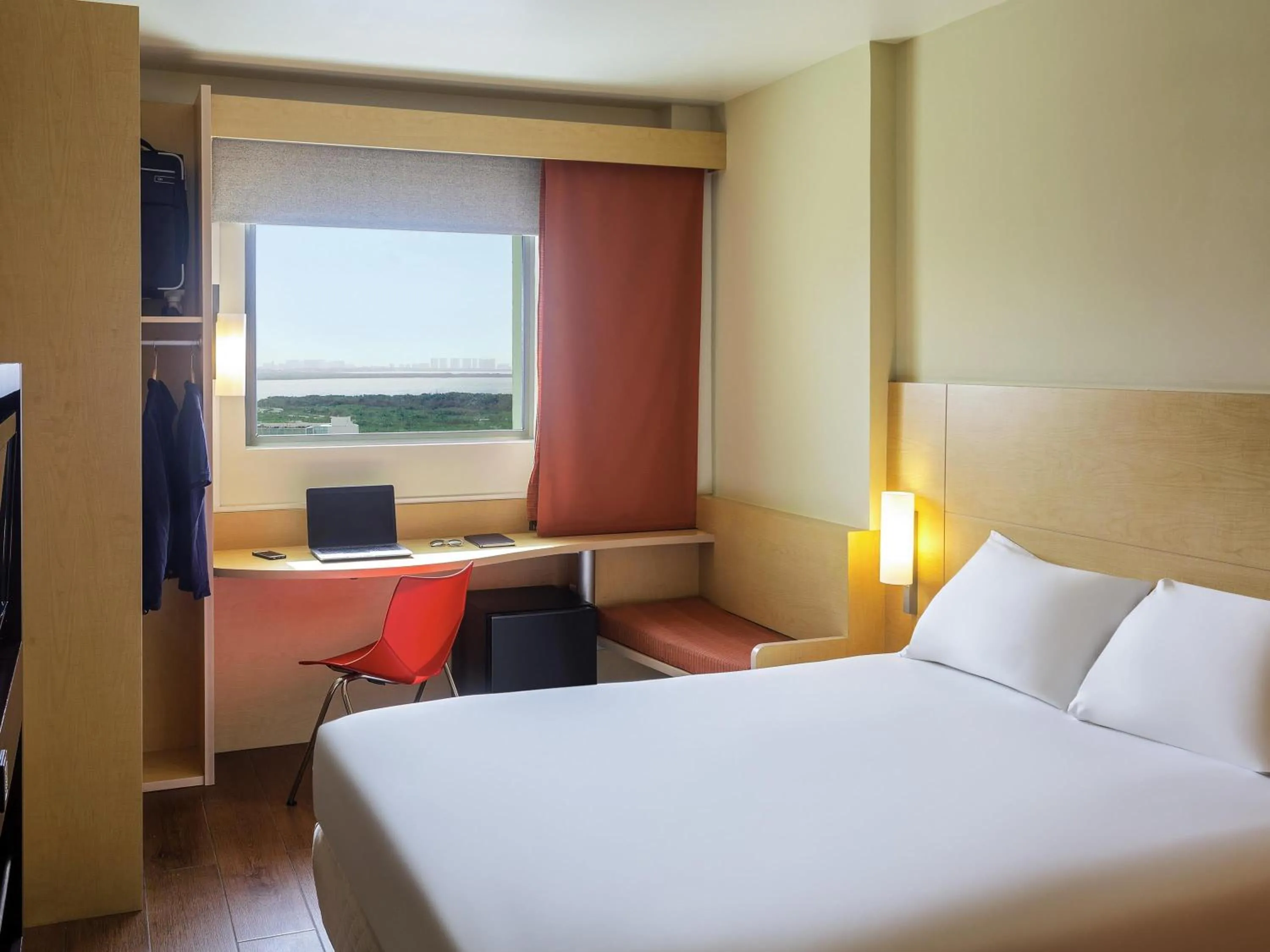 Bedroom, Bed in Ibis Cancun Centro