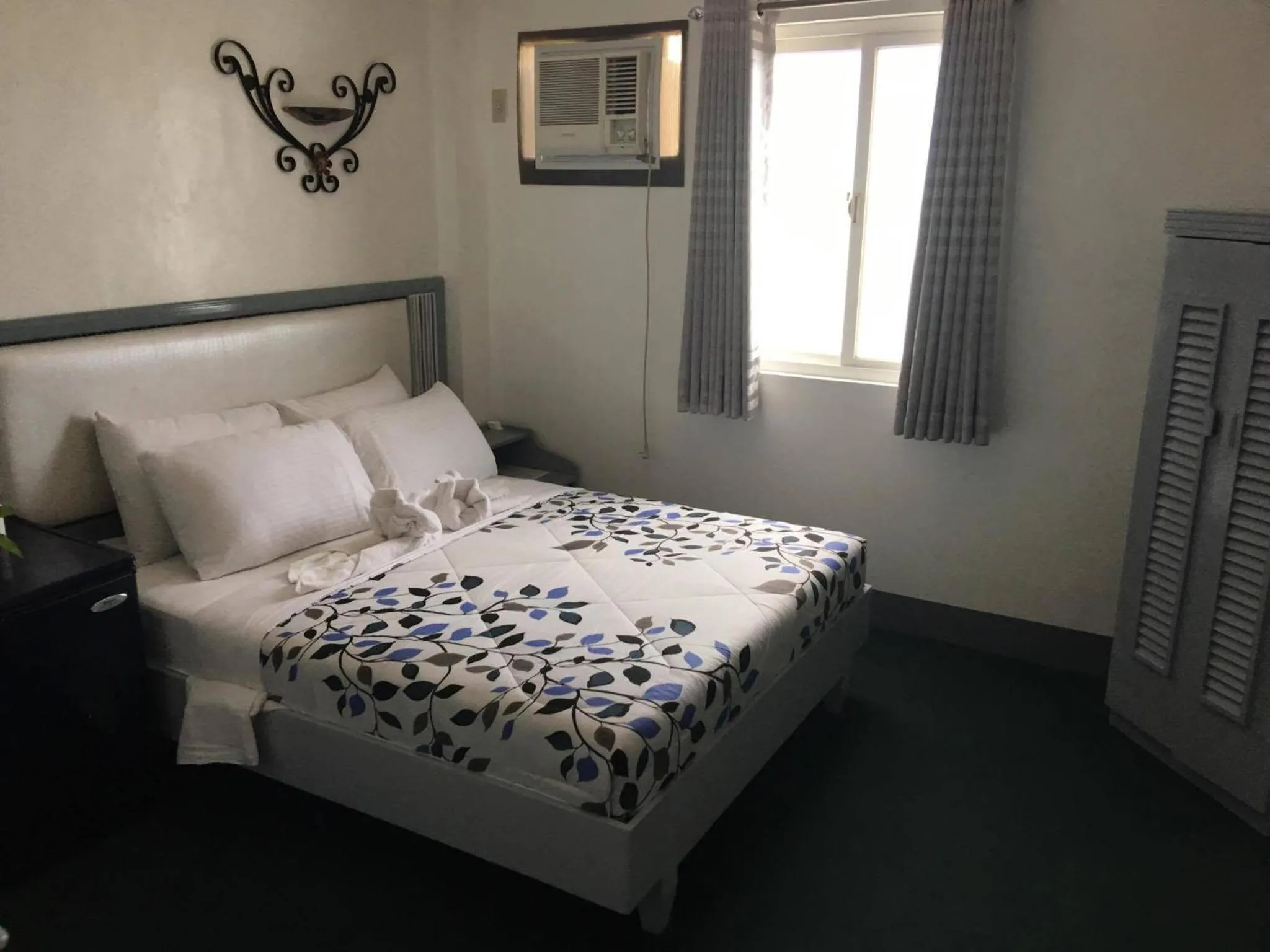 Bedroom, Bed in SM Travelodge
