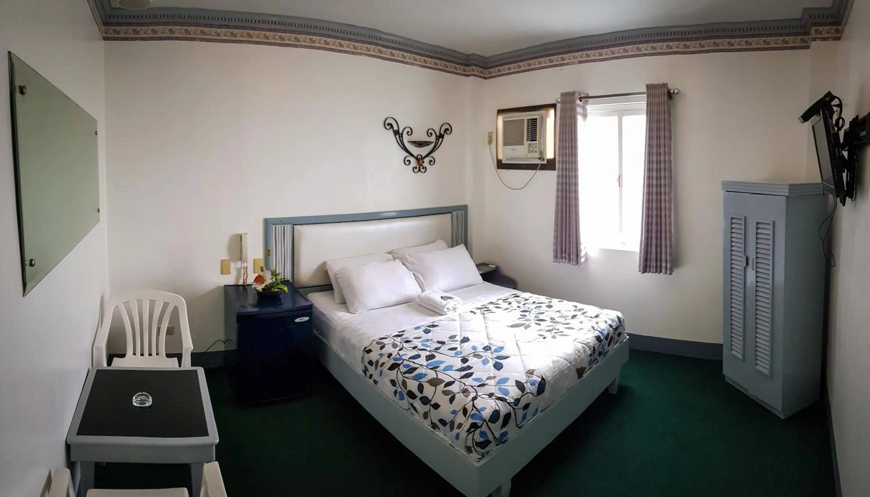Bedroom, Bed in SM Travelodge