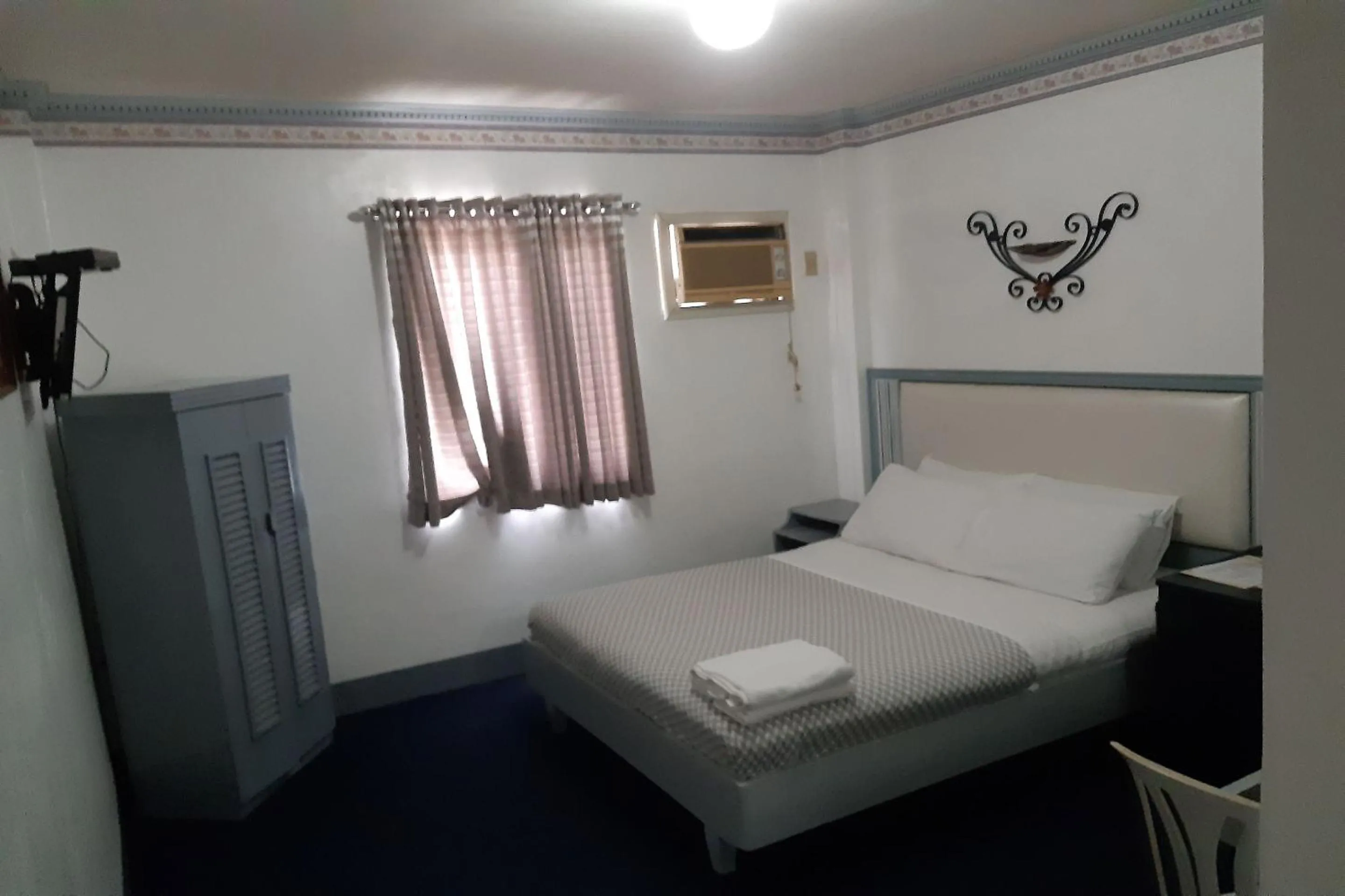 Bedroom, Bed in SM Travelodge