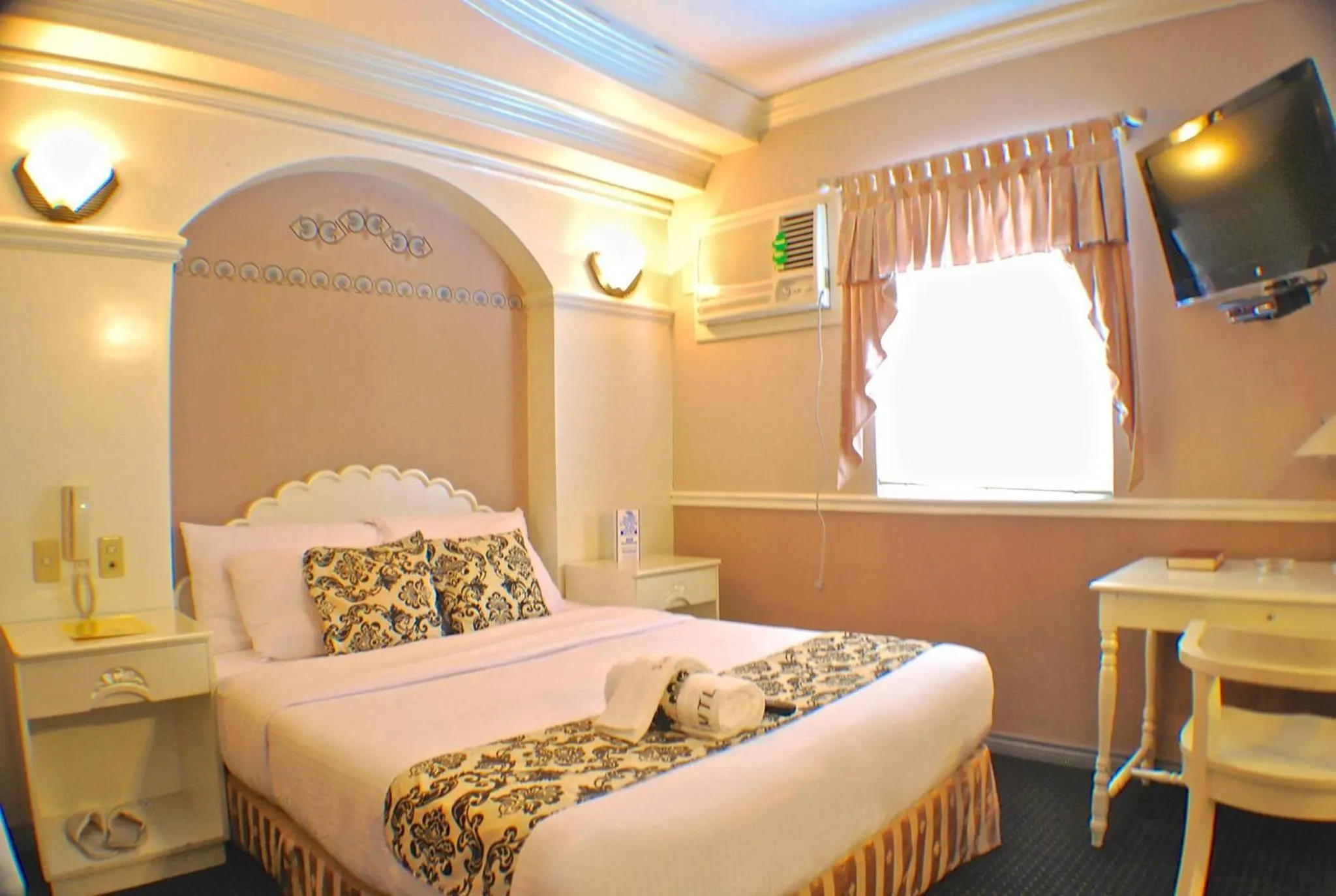 Bedroom, Bed in SM Travelodge