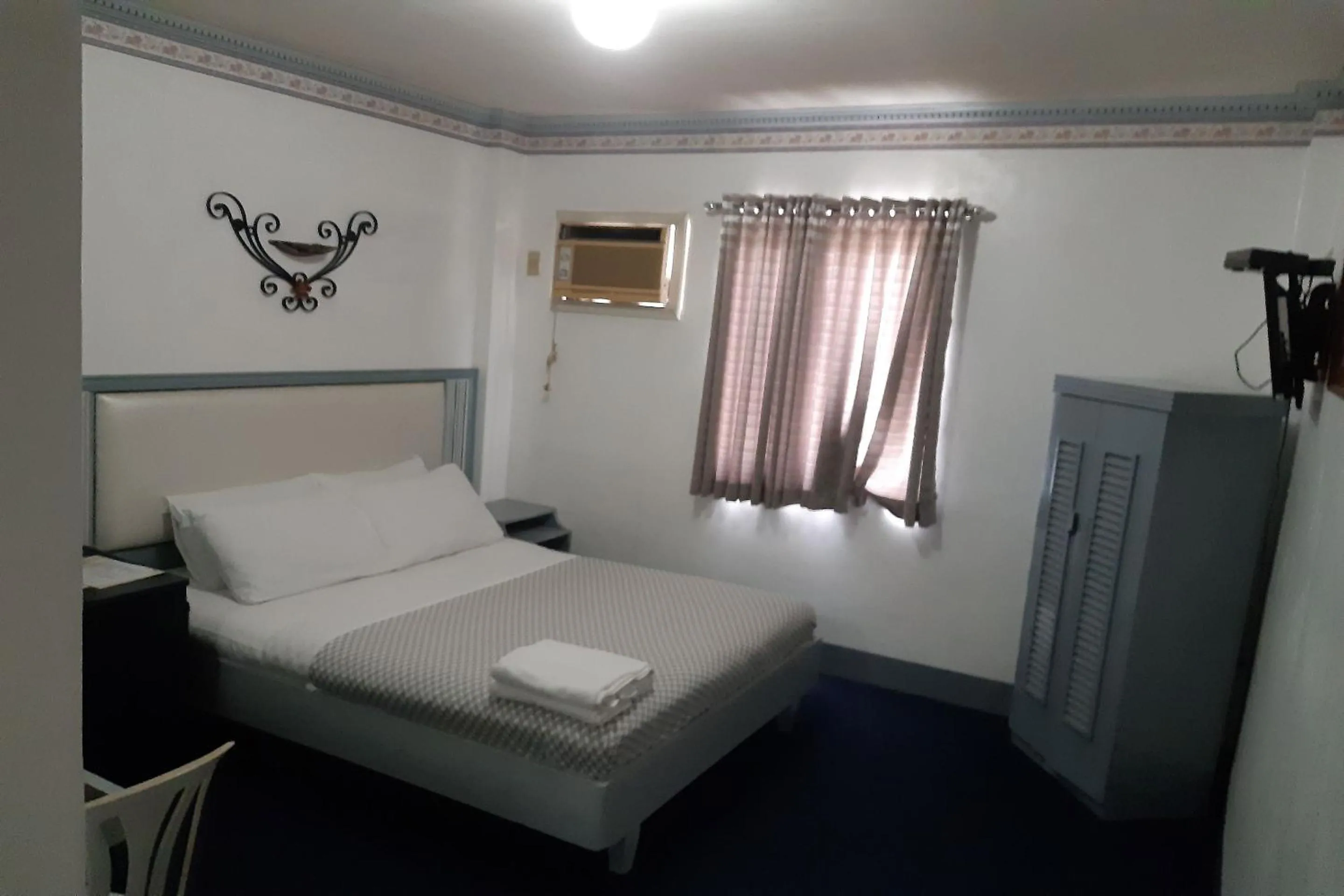 Bedroom, Bed in SM Travelodge